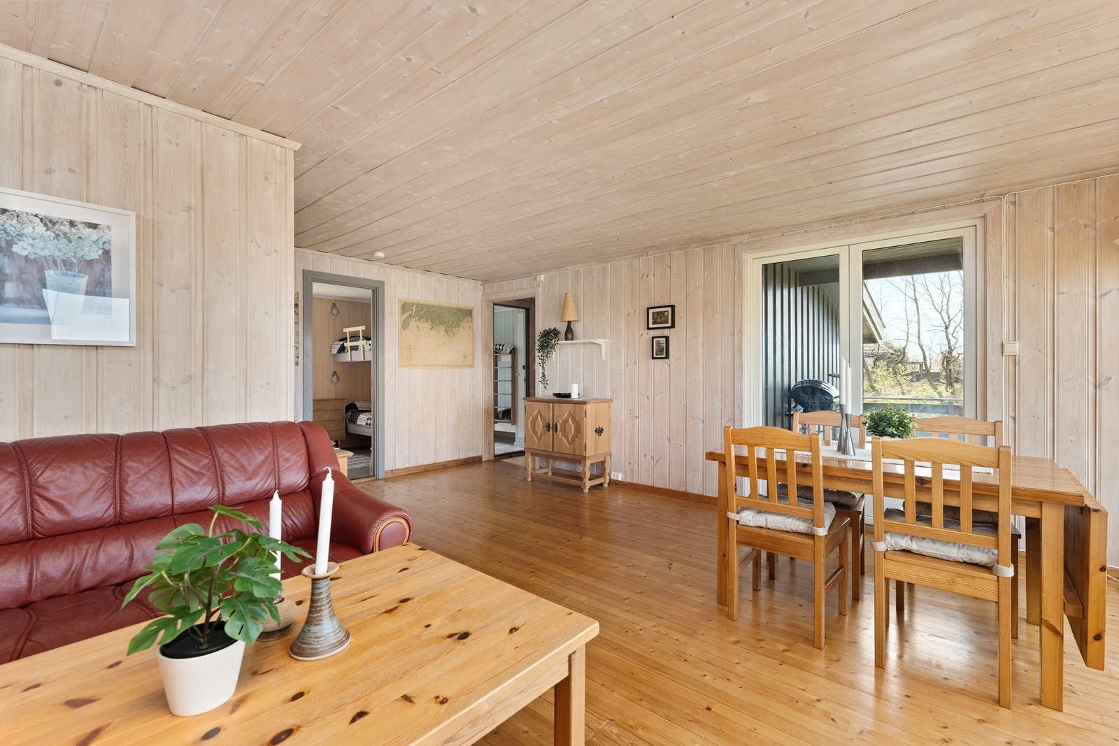 Stue i hoveddel. Utgang til veranda Galleribilde