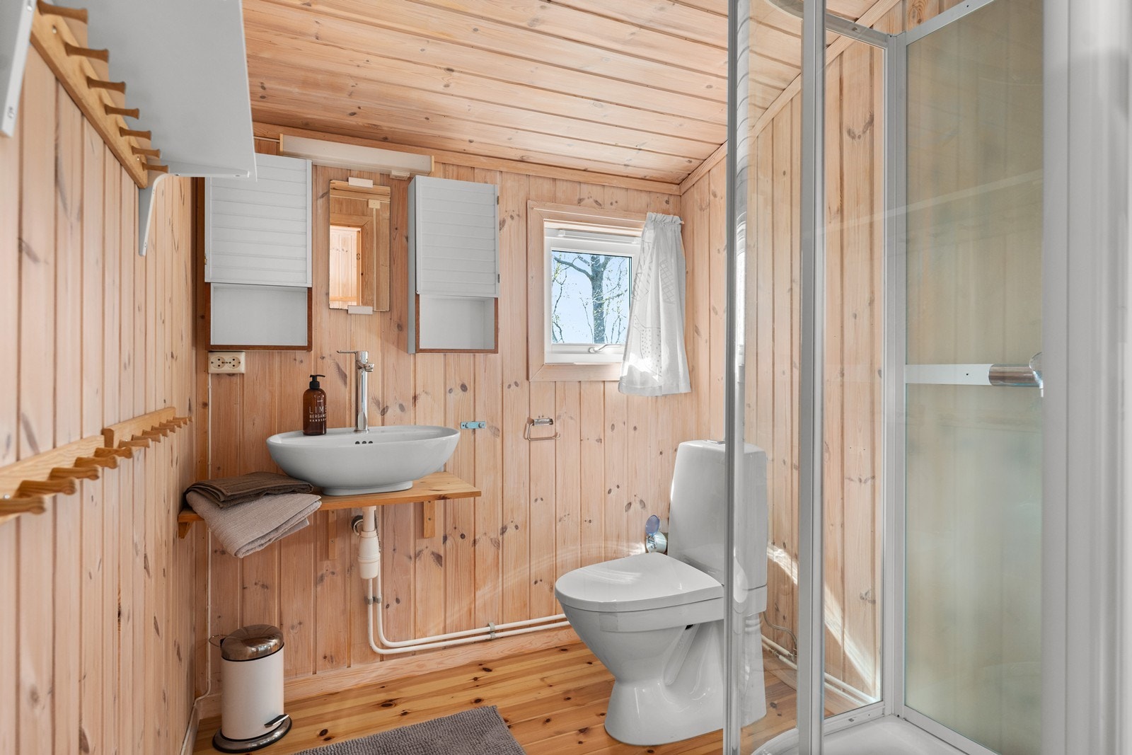 Bad med vannklosett /dusj i hoveddelen. Vann/avløpsnett ble tilkoblet i 2018. Galleribilde