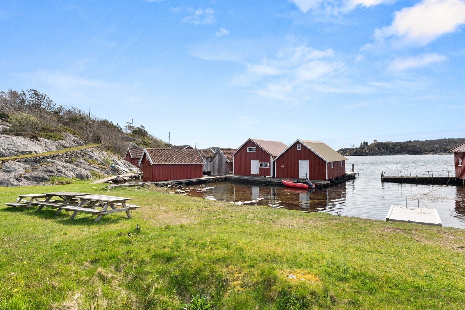 Friområde i Sørstranda, en yndet samlingsplass om sommeren. Badebrygge og strand Galleribilde