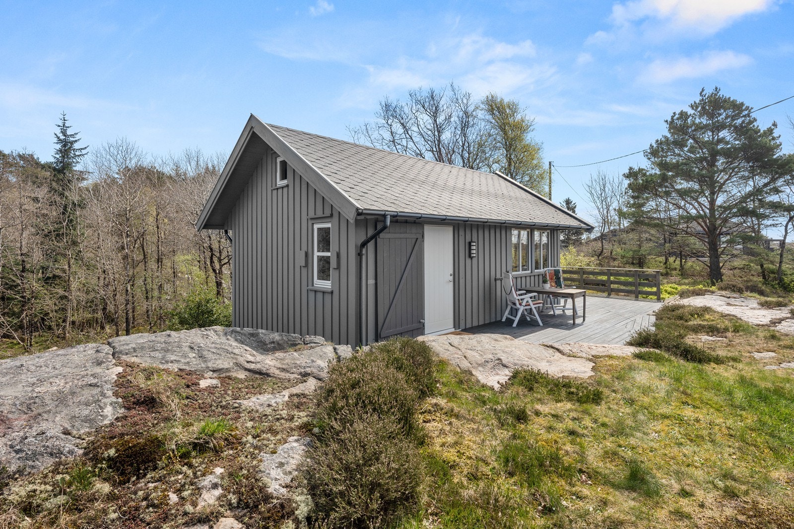 Annekset oppført i 2009 og inneh. kjøkken, stue, vaskerom, soverom og hems. Galleribilde