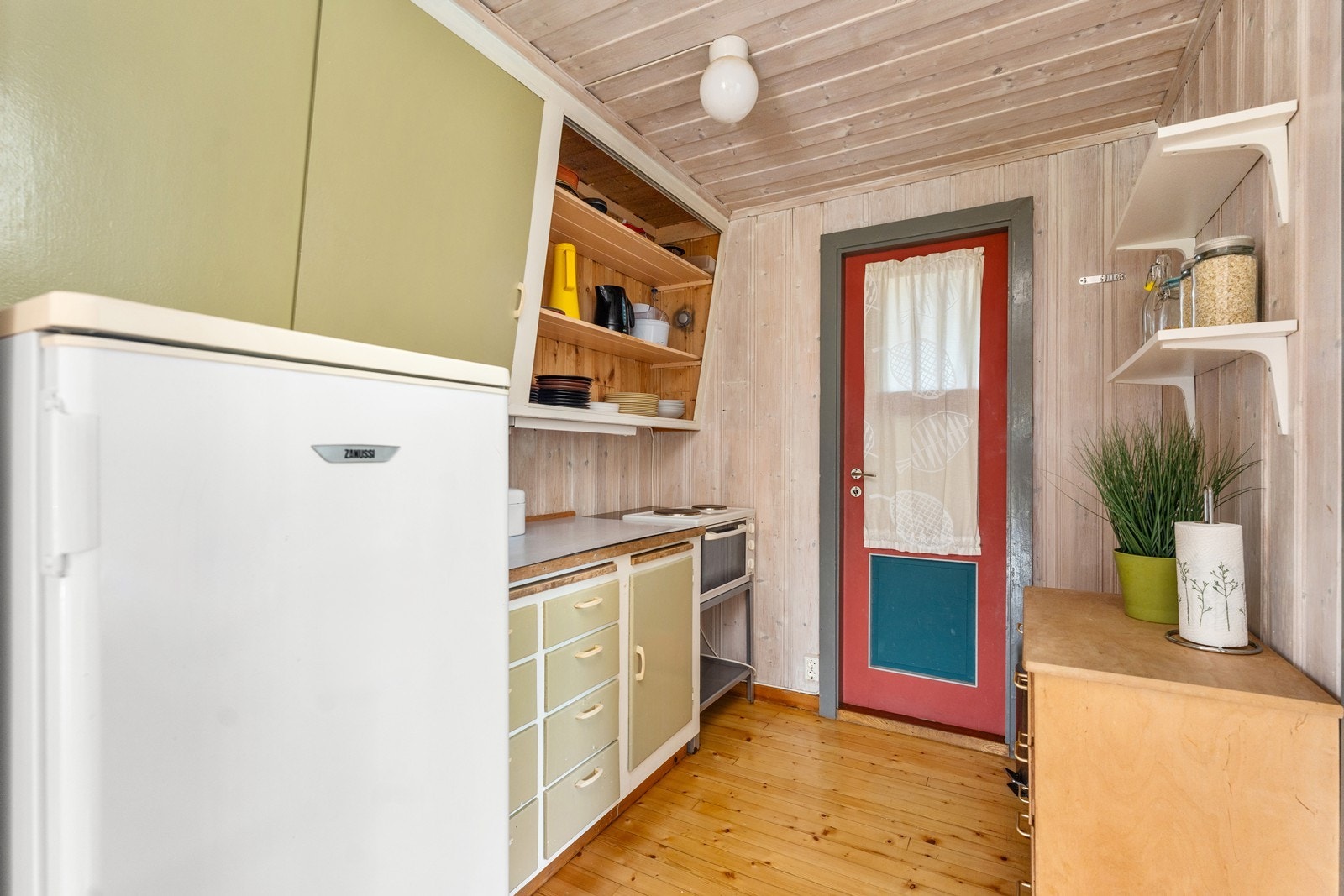 1 av 2 kjøkken. Dør til innvendig bod/mellomgang Galleribilde