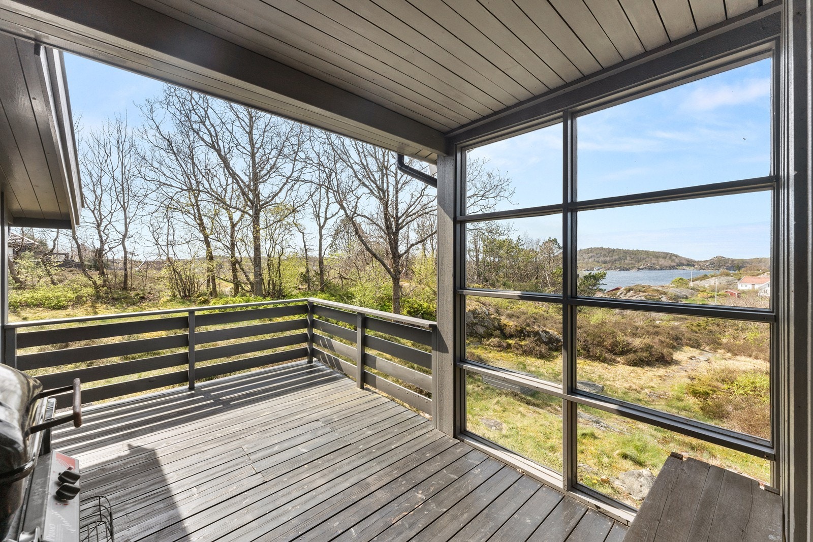 Delvis overbygd terrasse med utgang fra stuen i hoveddel. Galleribilde