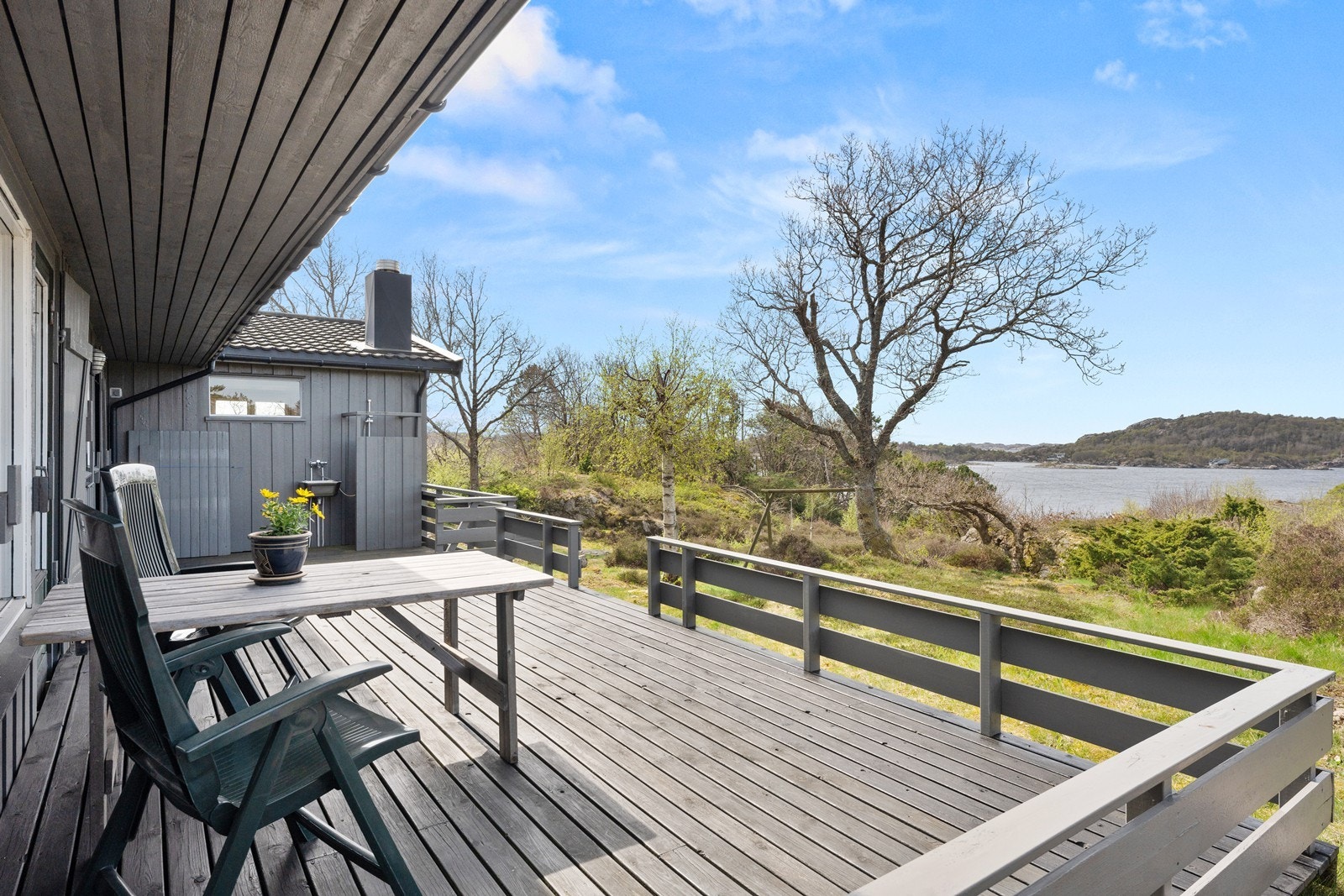 Utsikt sørøst mot Udøy fra solrik terrasse. Galleribilde