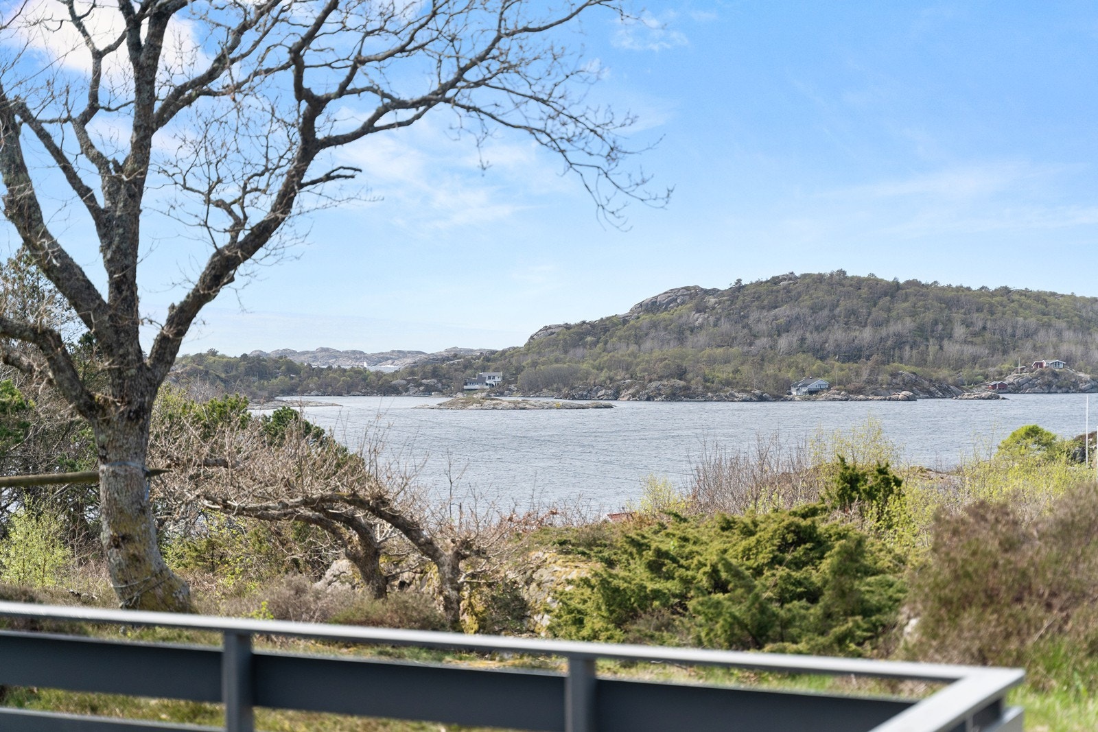 Fin utsikt mot sjøen og Udøy. Galleribilde