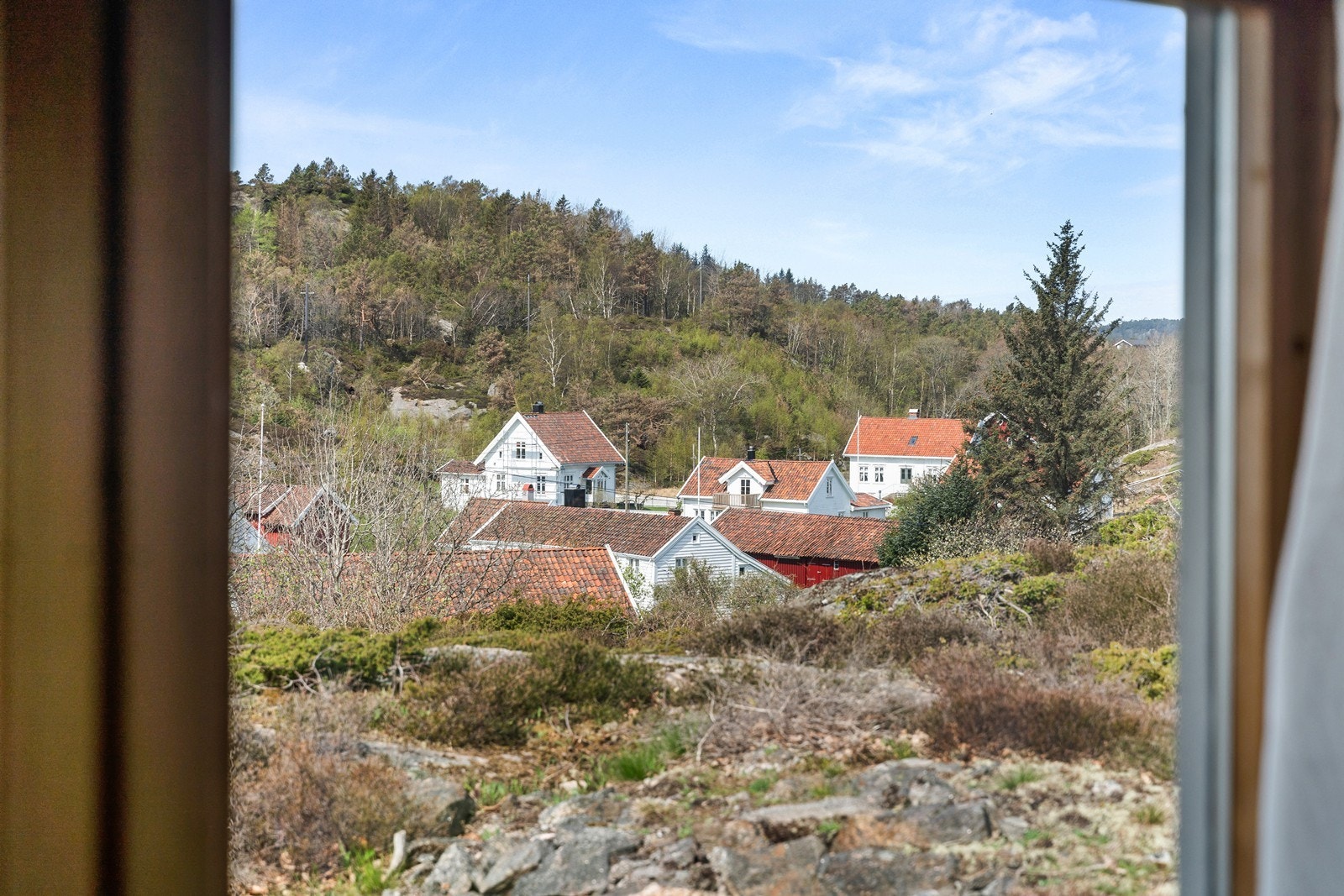 Utsikt mot de gamle bolighusene midt på øya. Galleribilde