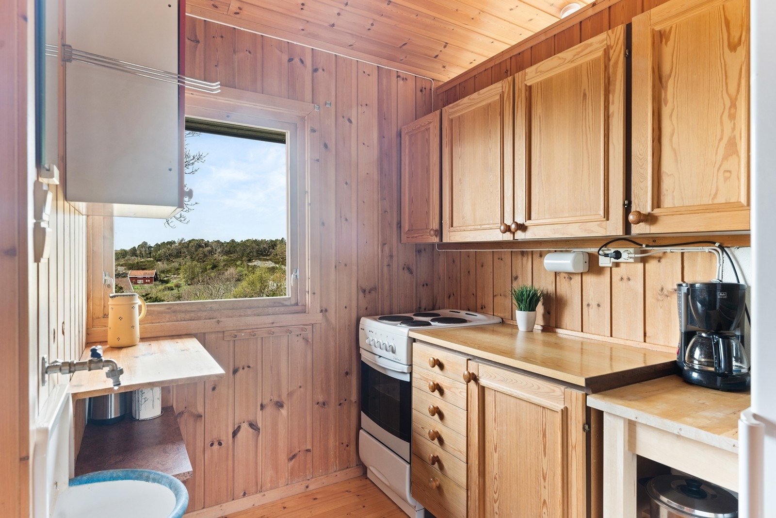 Kjøkkenet i påbygd del er i åpen vinkelløsning mot stue. Galleribilde