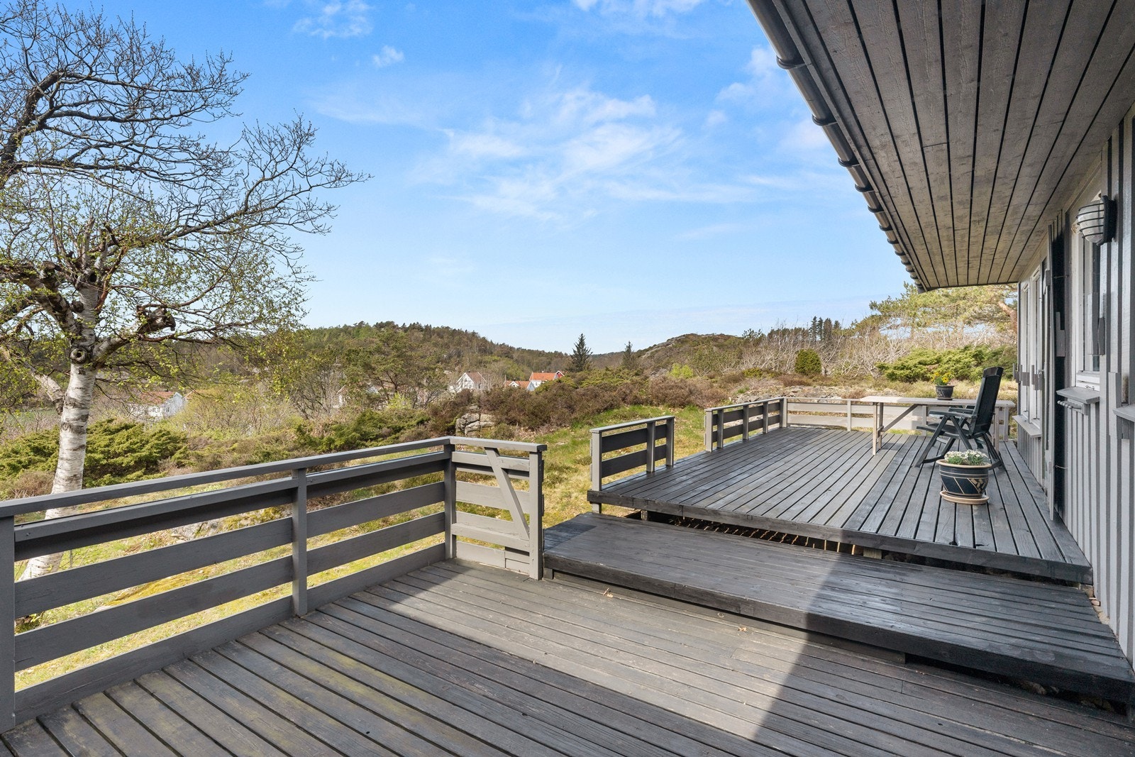 Store, usjenerte og solrike terrasser. Galleribilde