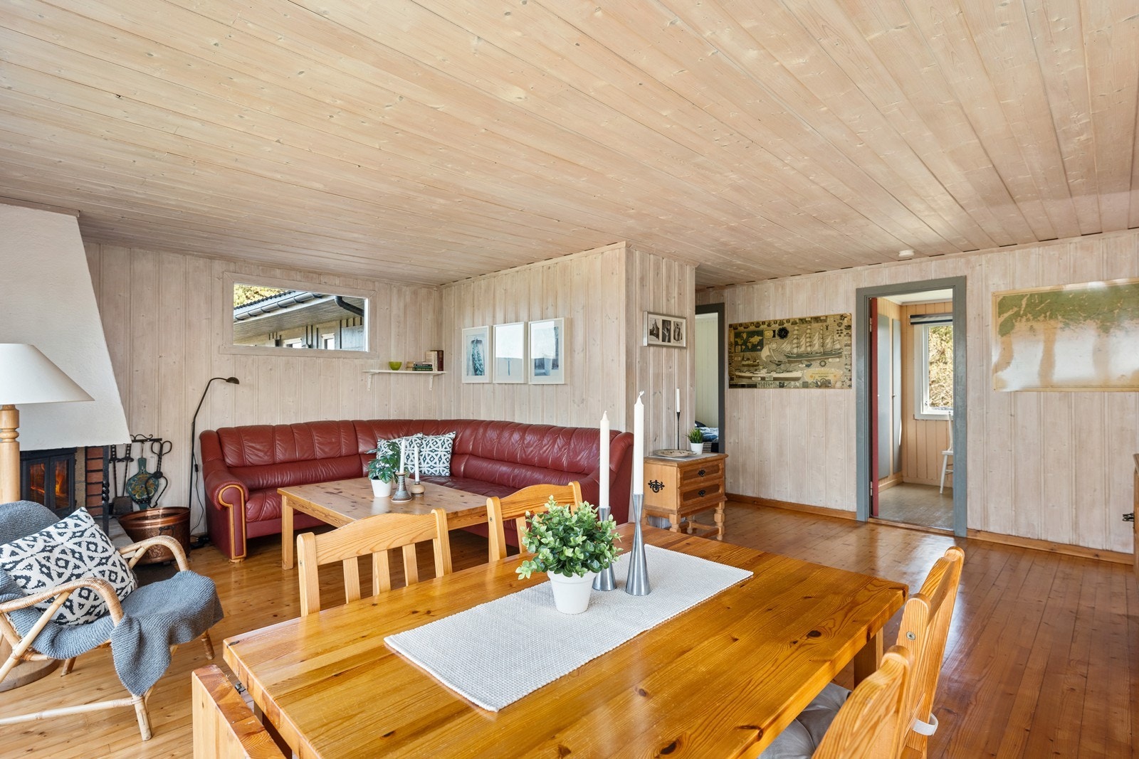 Eiendommen egner seg som generasjons-løsning. Stue i hoveddel. Galleribilde