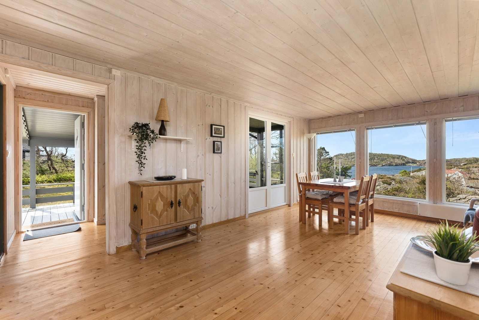 Inngang sør og stue 1. Stuen er fra hoveddelen. Inngang/bad er påbygd. Galleribilde