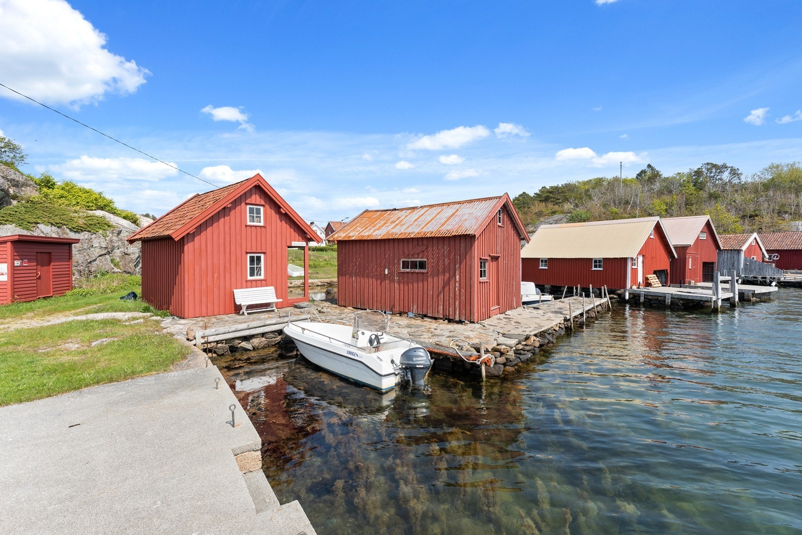 Sjøbodrekka i Sørstranda er et vakkert motiv. Her er det også en felles brygge for av- og pålessing. Galleribilde