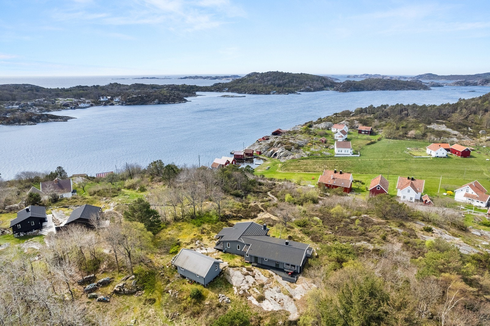 Hytten ligger meget usjenert på en høyde med fin utsikt og gode solforhold. Tilbaketrukket, og med kort gangavstand til Sørstranda og Nordstranda,. Galleribilde