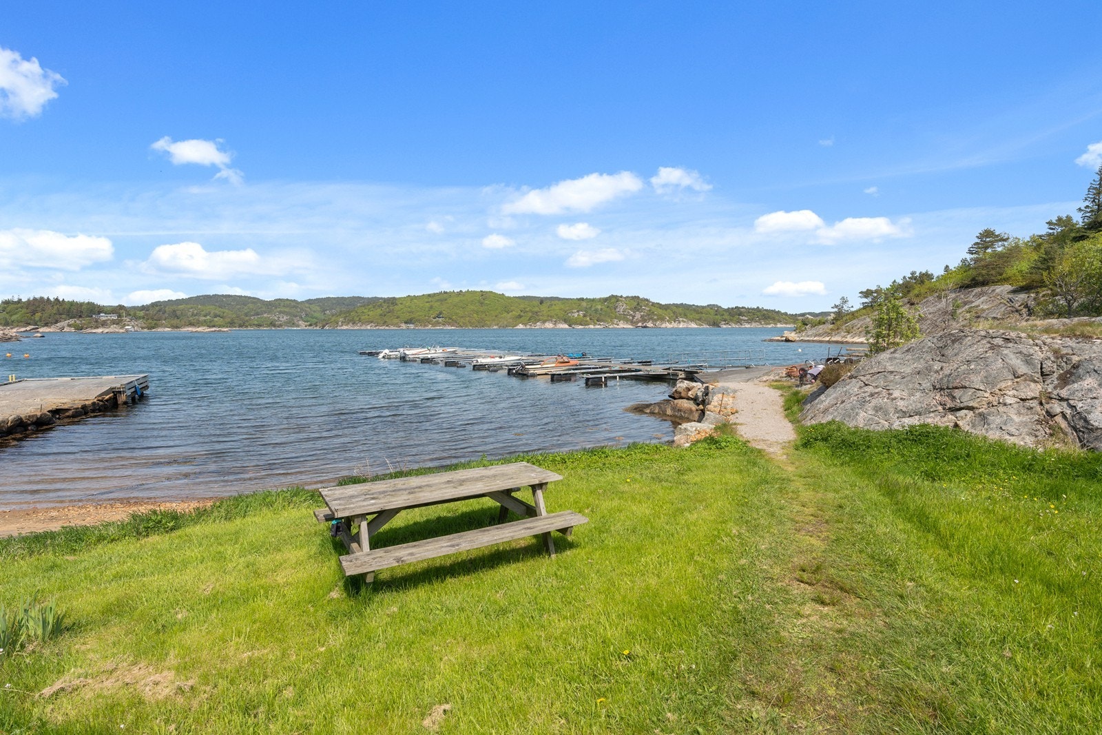 Friareal Nordstranda. Flytebryggene til høyre er sameiet Nordstranda sine båtplasser. Badestrand. Galleribilde