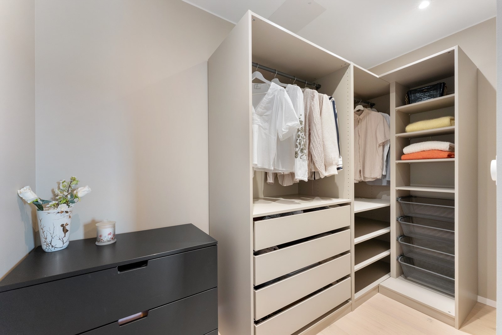 Her har man god plass stor garderobe. Galleribilde
