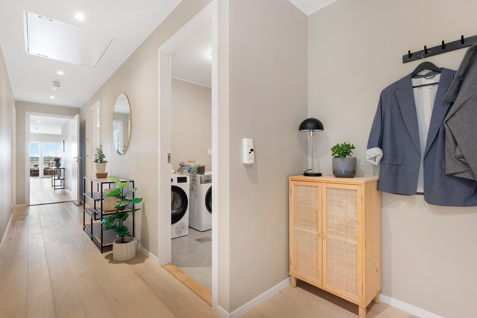Velkommen inn! Her er det plass til å henge fra seg ytterklær i en lys og moderne gang! Vannbåren varme i gulv. Galleribilde