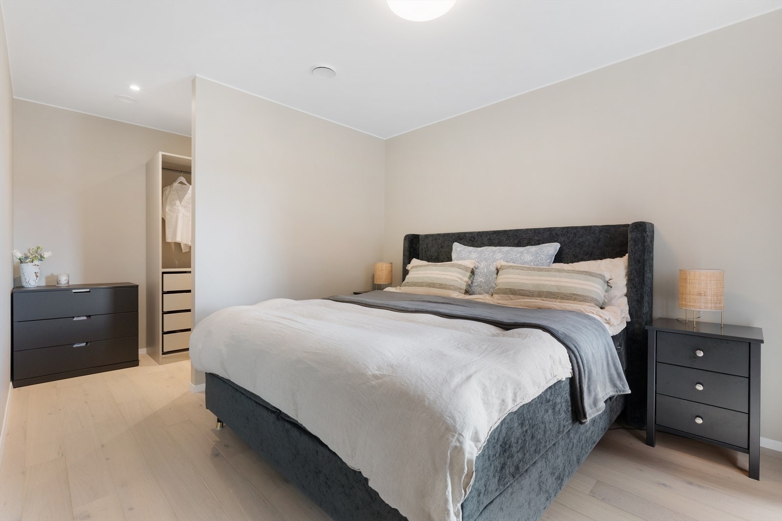 Hovedsoverom med walk-in-garderobe. Galleribilde
