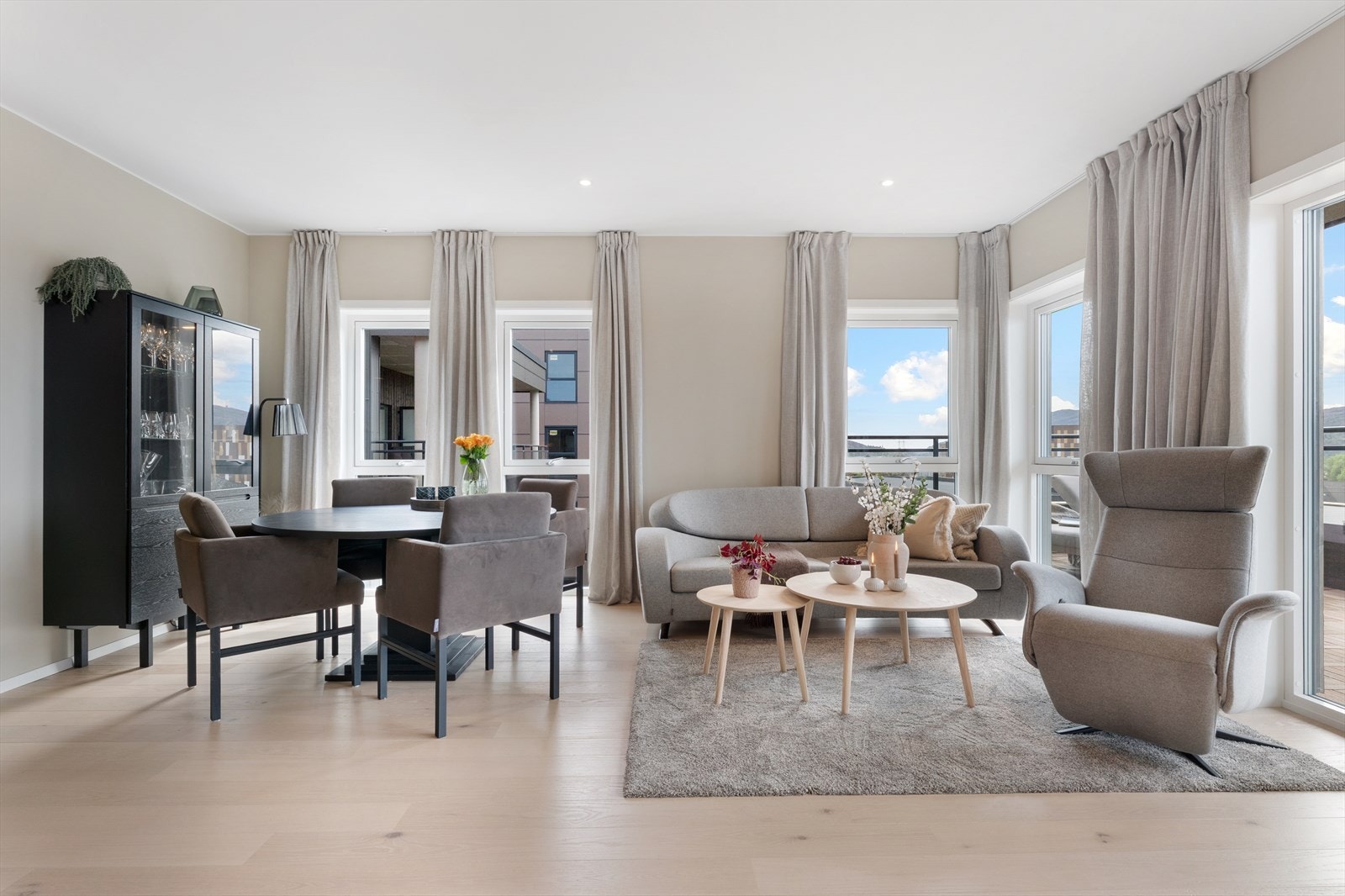Det er god plass til både spise- og sofagruppe i stue/kjøkken. Galleribilde
