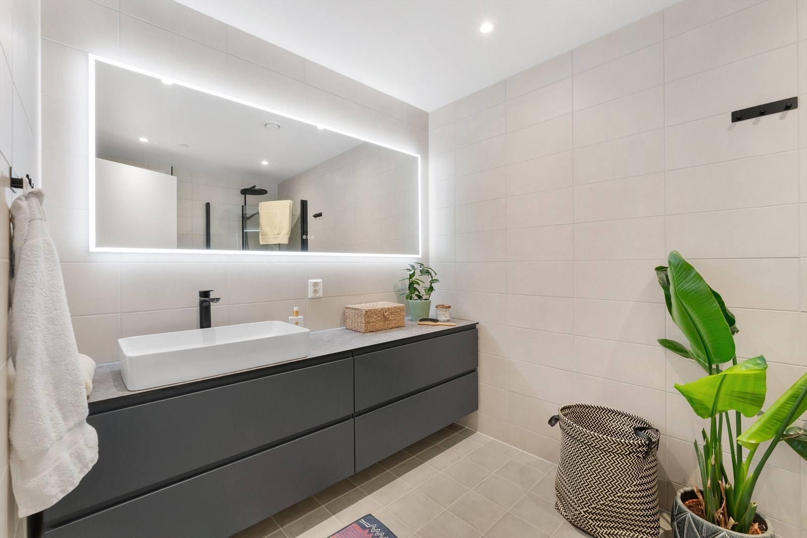 Lekkert helfliset bad med downlights. Galleribilde