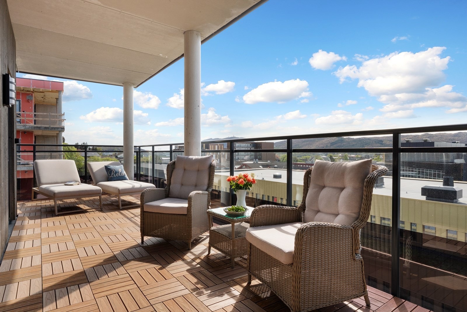 Nydelig utsikt fra stor og romslig terrasse. Galleribilde