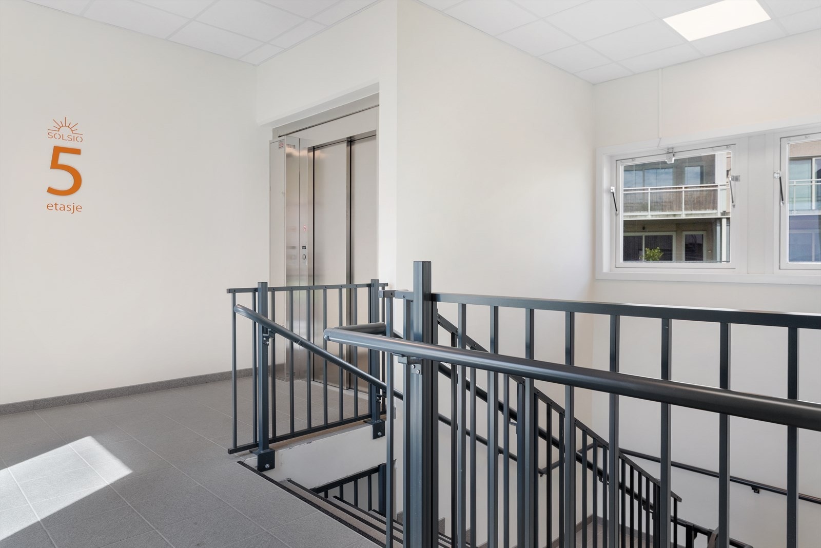 Det er heis i bygget og det er garasje i underetasje hvor man har mulighet for garasjeplass. Galleribilde