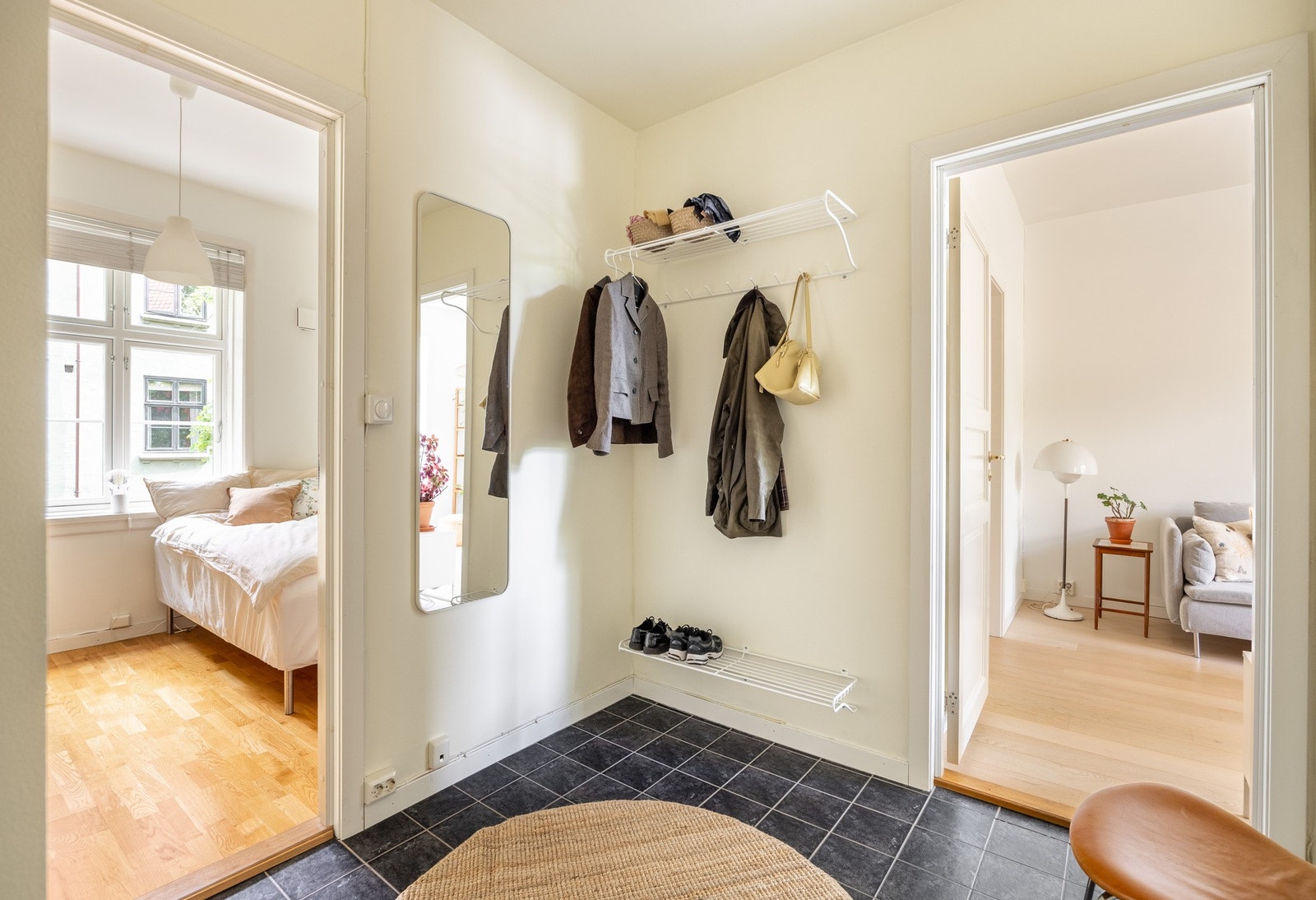 Stor og luftig entré med plass til oppheng av yttertøy og oppbevaring sko. Galleribilde