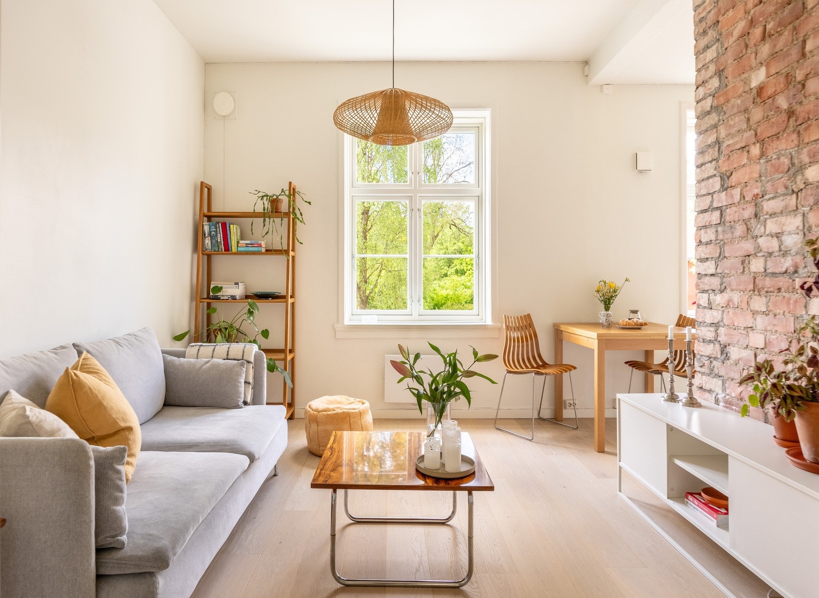 Lys og lekker 3-roms bygårdsleilighet vendt mot flotte Geitmyra skolehage. Veldrevet sameie med idyllisk bakgård. Galleribilde