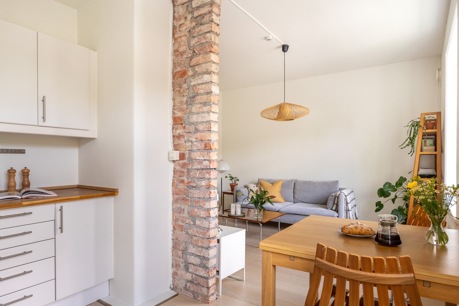 Luftig oppholdsrom som enkelt kan innredes med ønskelige møblementer Galleribilde