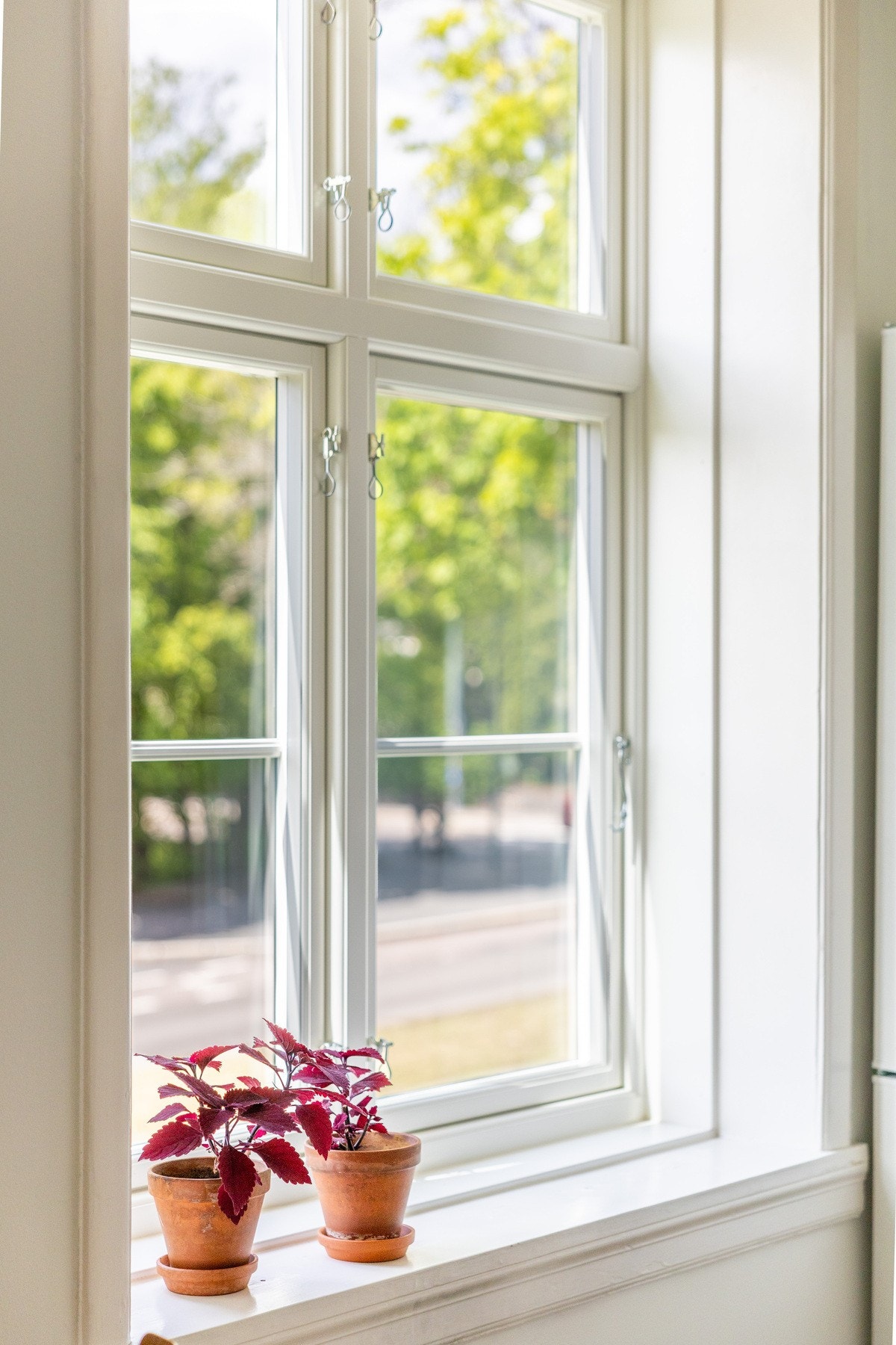 Kjøkkenet har godt med både skap- og benkeplass samt hyggelig utsyn. Galleribilde