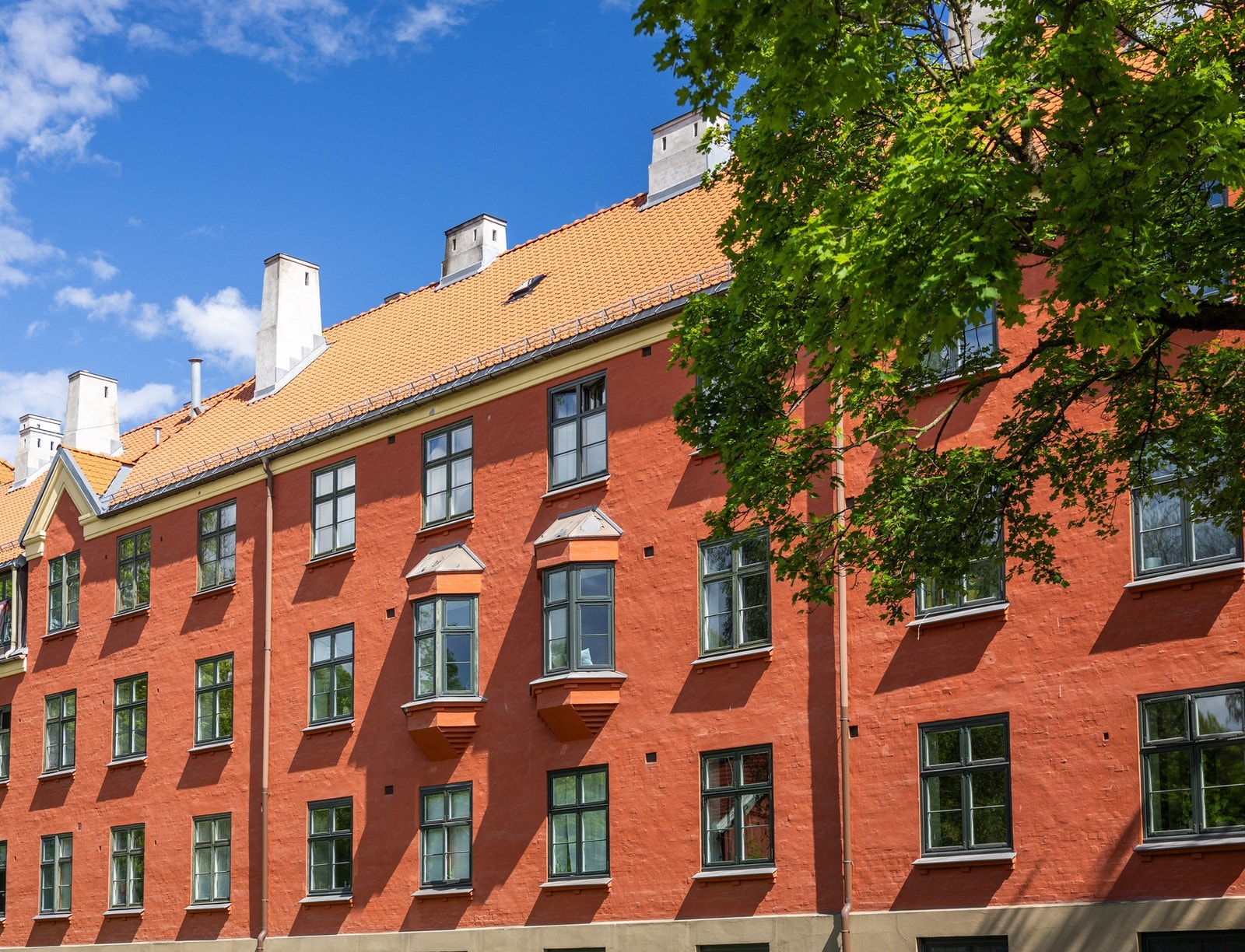 Offentlig kommunikasjon er meget godt ivaretatt med både buss og trikk i gangavstand. Galleribilde