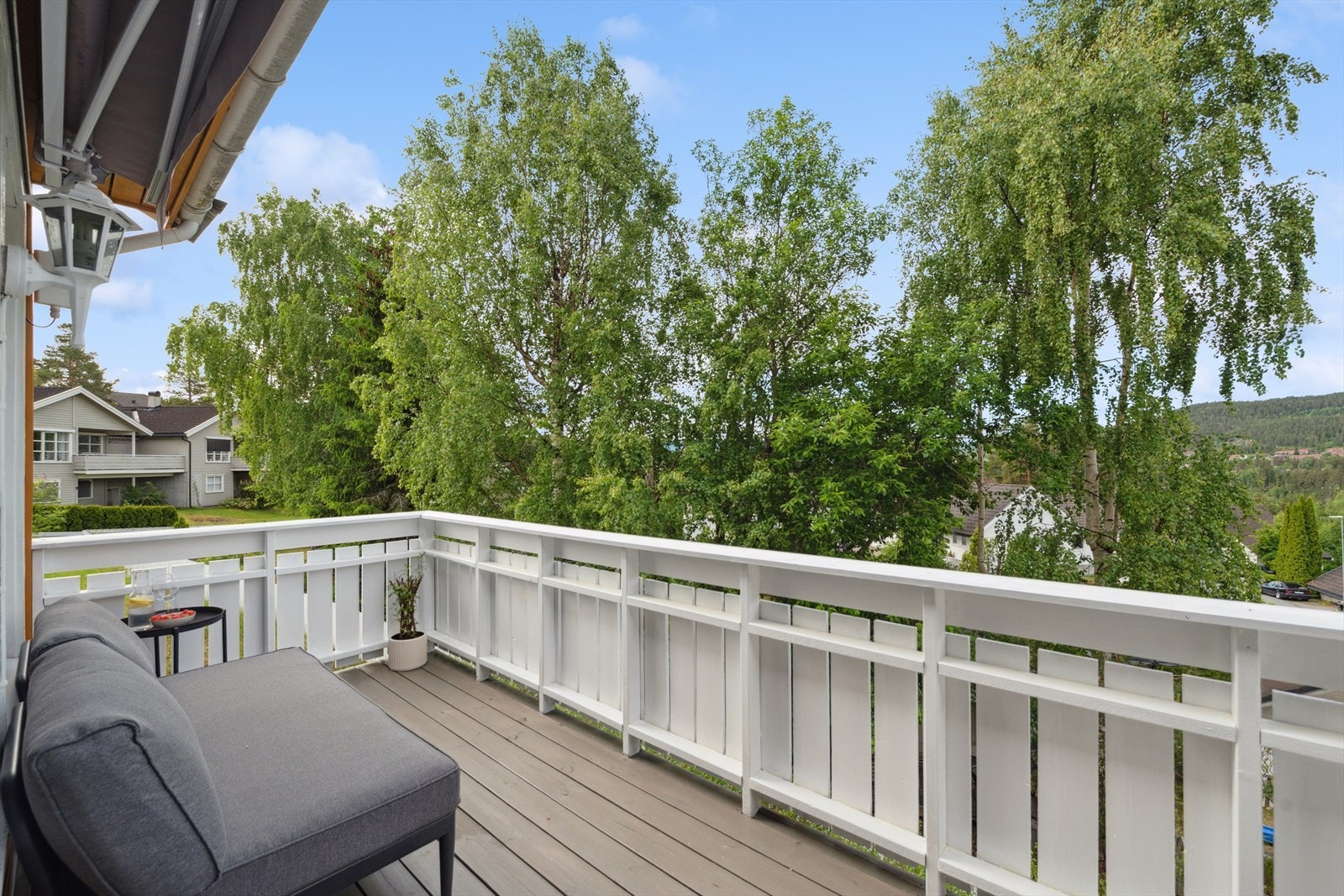 Leiligheten har to gode verandaer, slik at det er mulig å finne den optimale kombinasjonen av sol og skygge. Galleribilde
