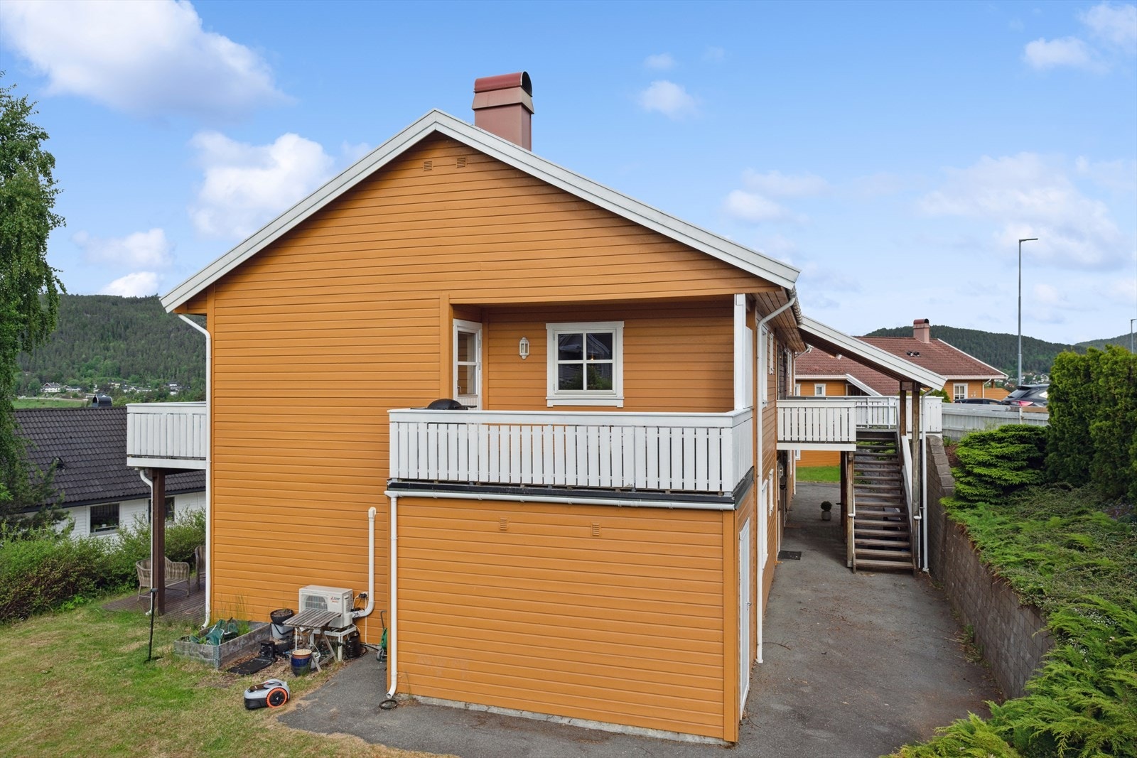 Leiligheten disponerer 1 bod, som er plassert under verandaen på bildet. Galleribilde