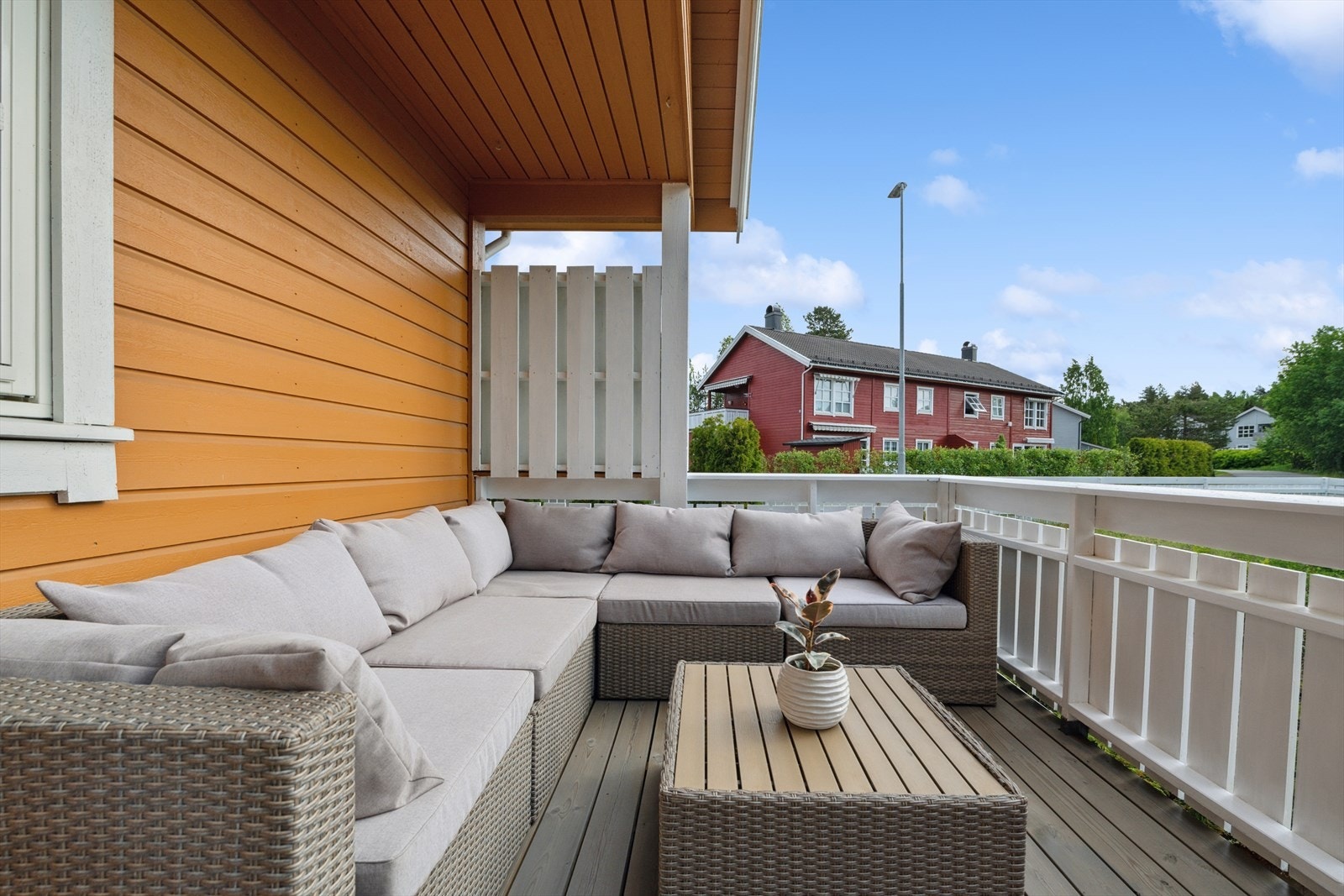 På den største verandaen er det god plass for plassering av sittegruppe. Galleribilde