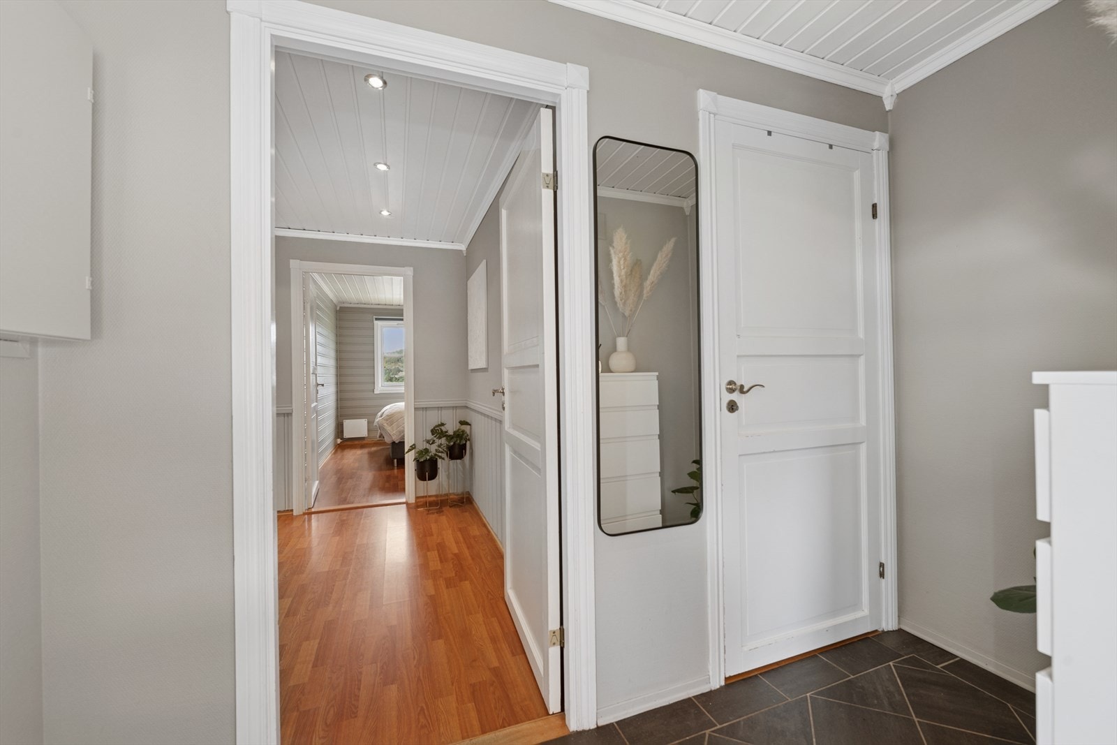 Det er god plass for oppbevaring av tøy i gangen. Galleribilde