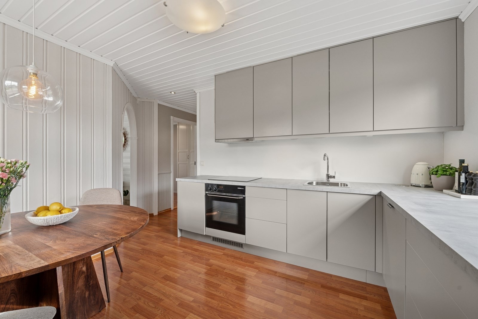 Kjøkkenet har bra med benk og skap-plass. Galleribilde