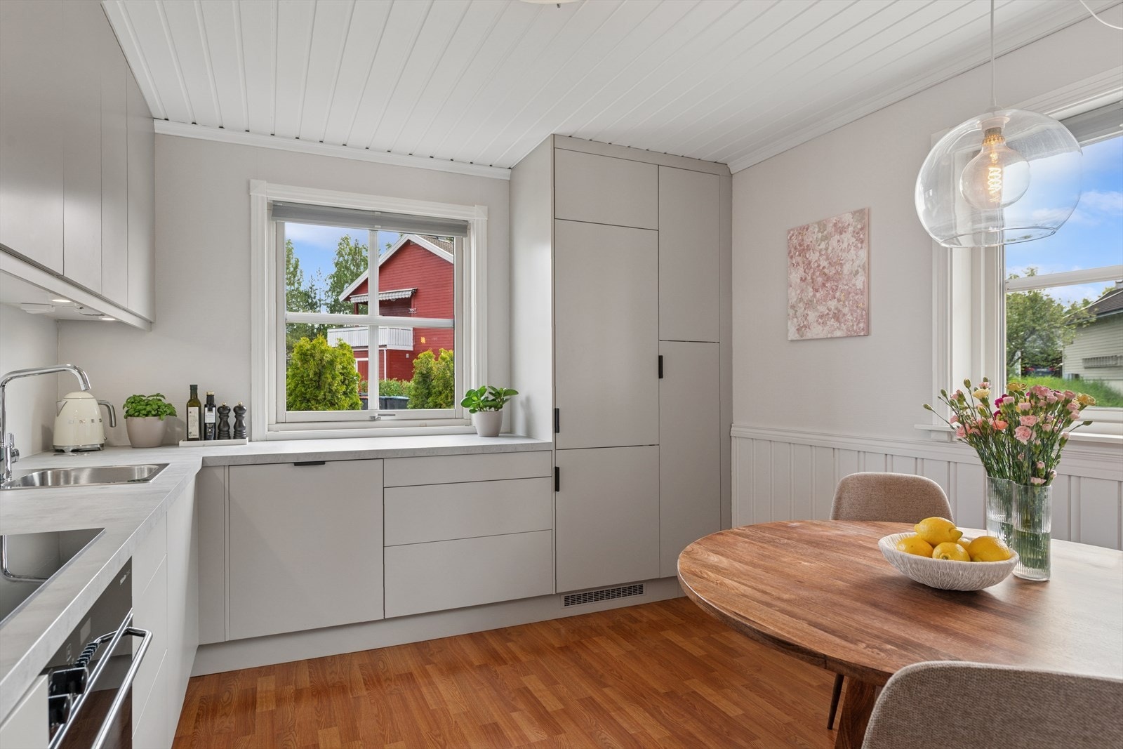 Kjøkkenet har innredning fra 2022, med glatte fronter. Benkeplaten er av laminat. Det er kjøl/fryseskap, oppvaskmaskin, platetopp og stekeovn. Galleribilde