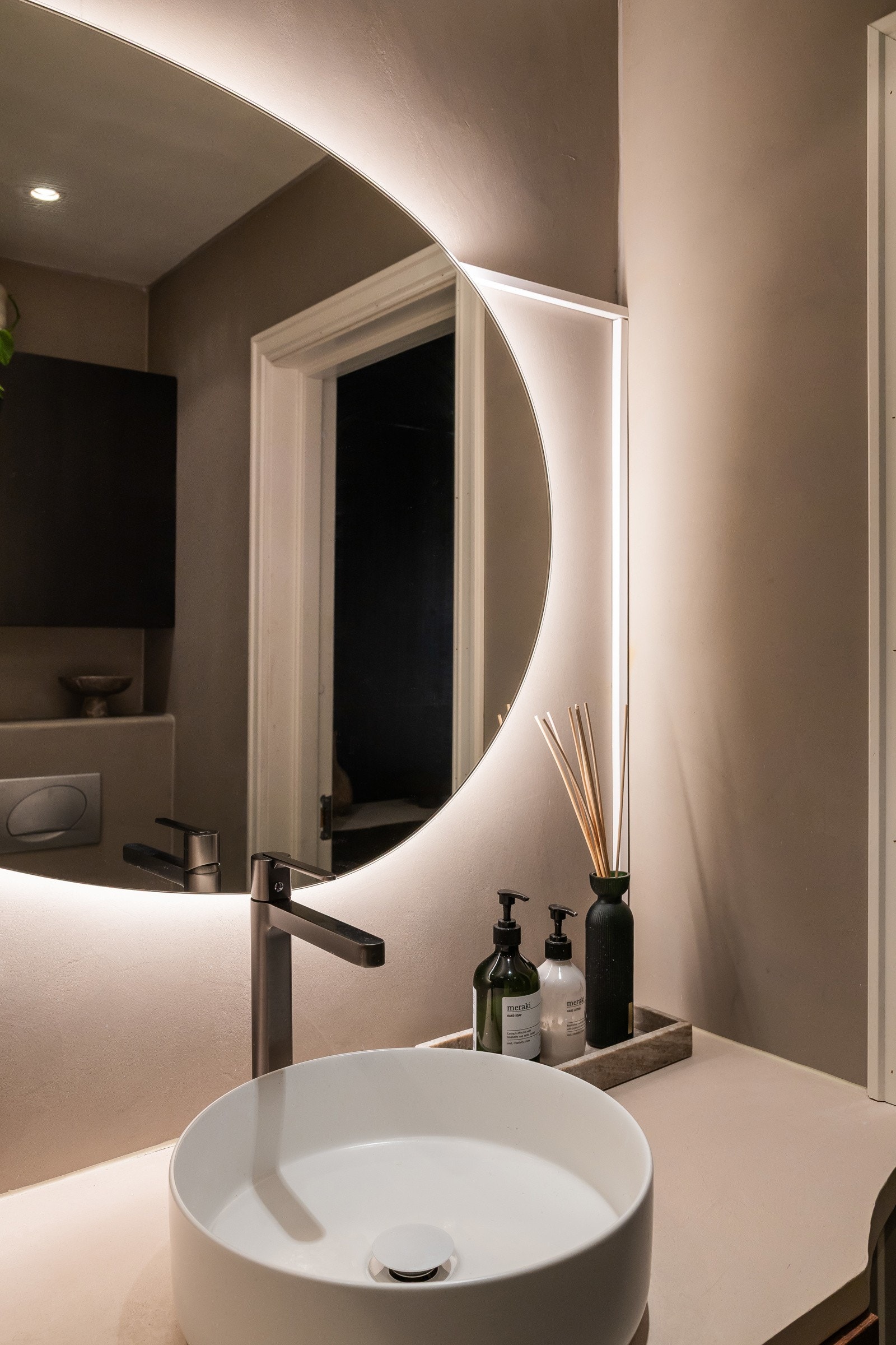 Badet gir et moderne utrykk med lekker mikrosement og flott nytt inventar. Galleribilde