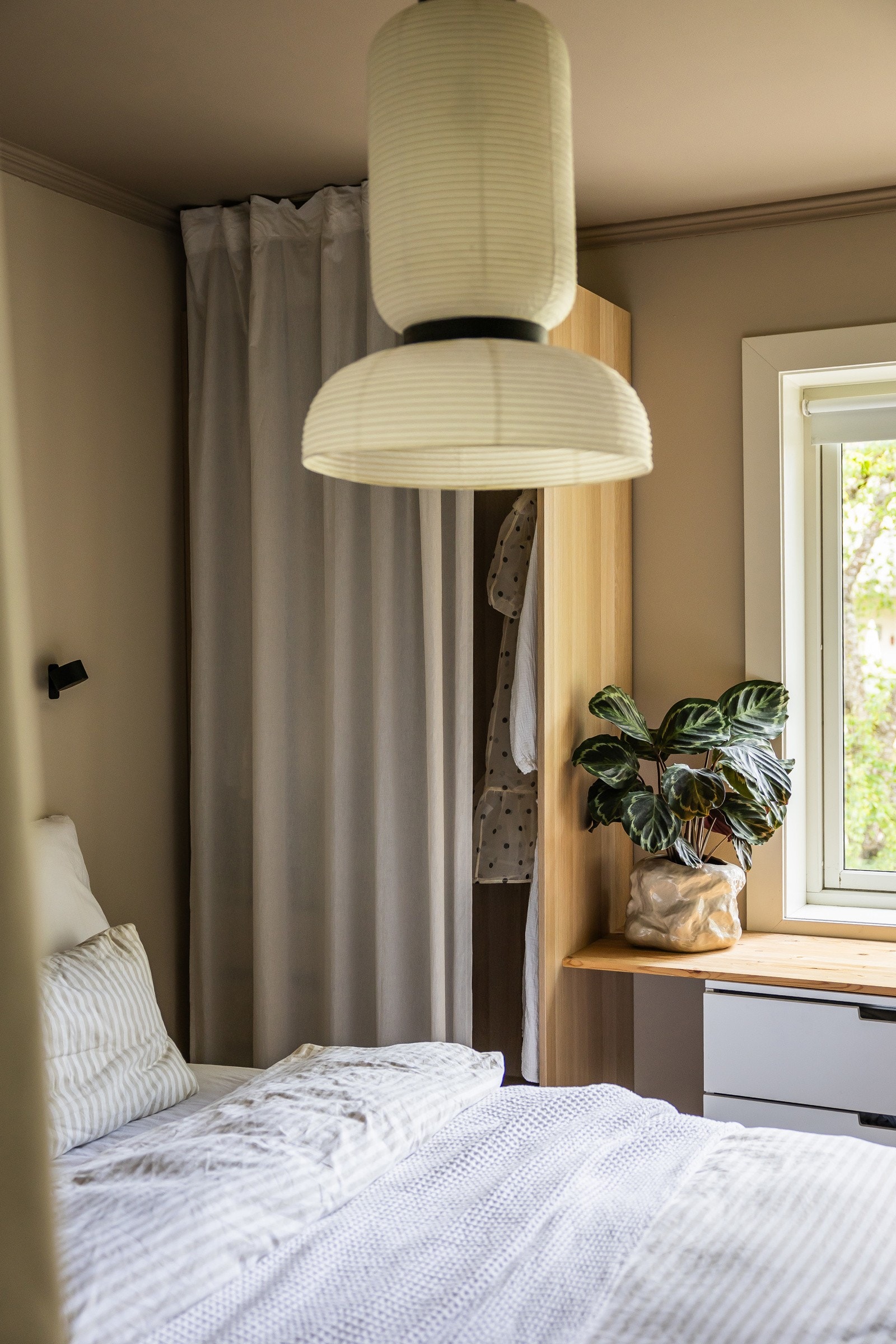 Praktisk skap-og grarderobeløsning som gir godt med lagringsplass, og gir et sømløst uttrykk. Galleribilde