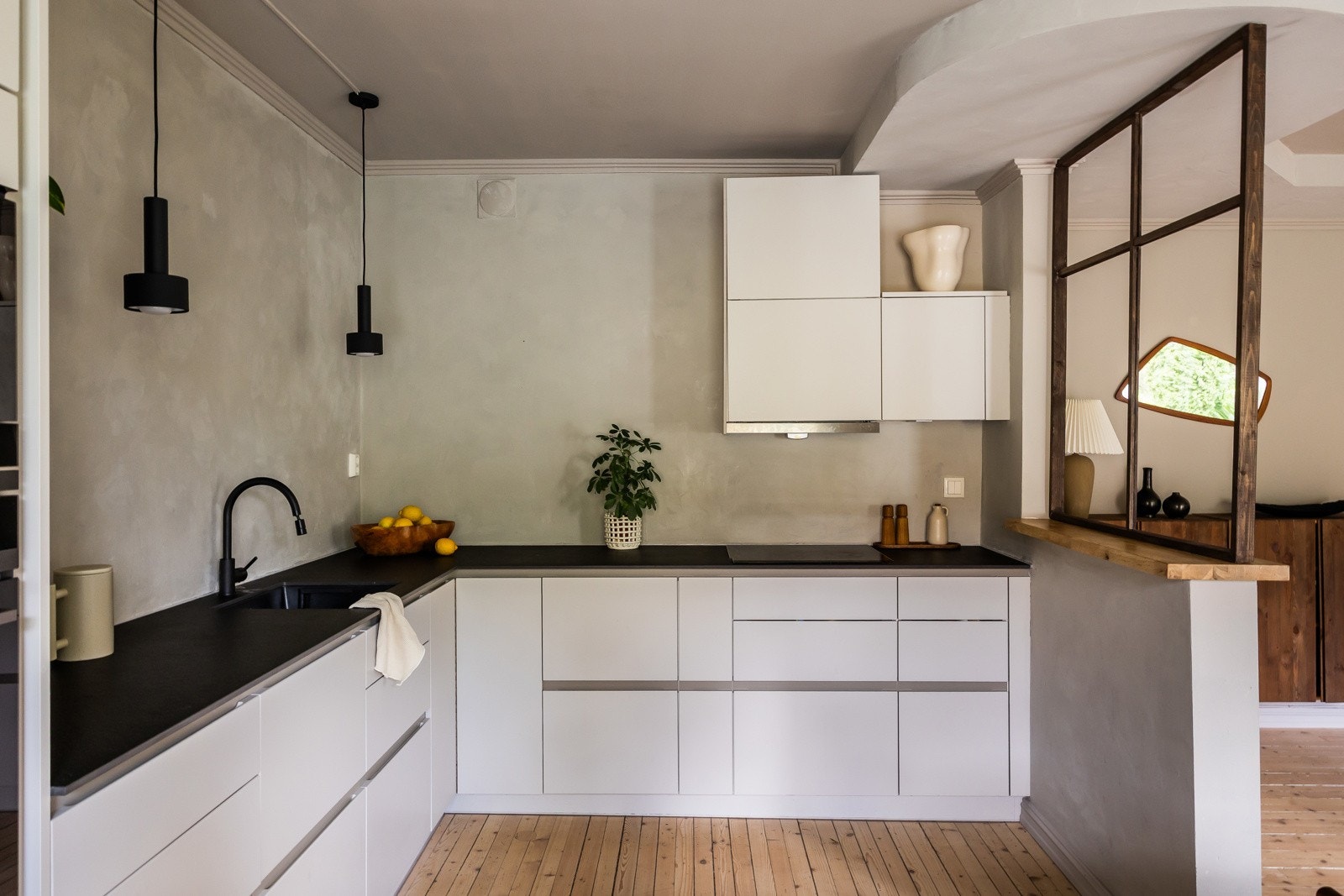 Lekkert kjøkken med integrerte hvitevarer Galleribilde