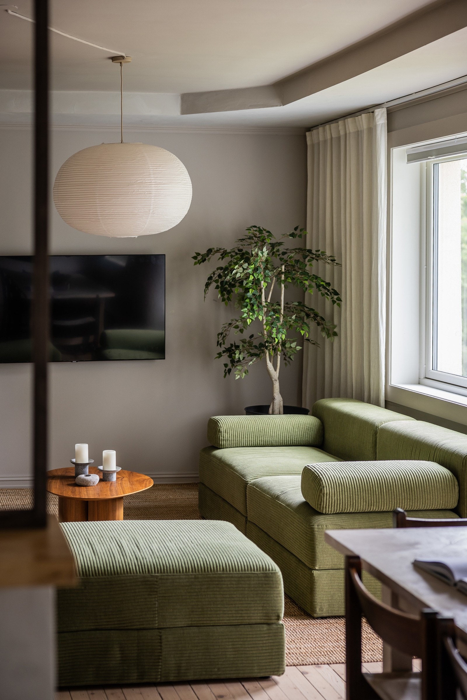 Her skinner ettermiddagssolen inn. Galleribilde