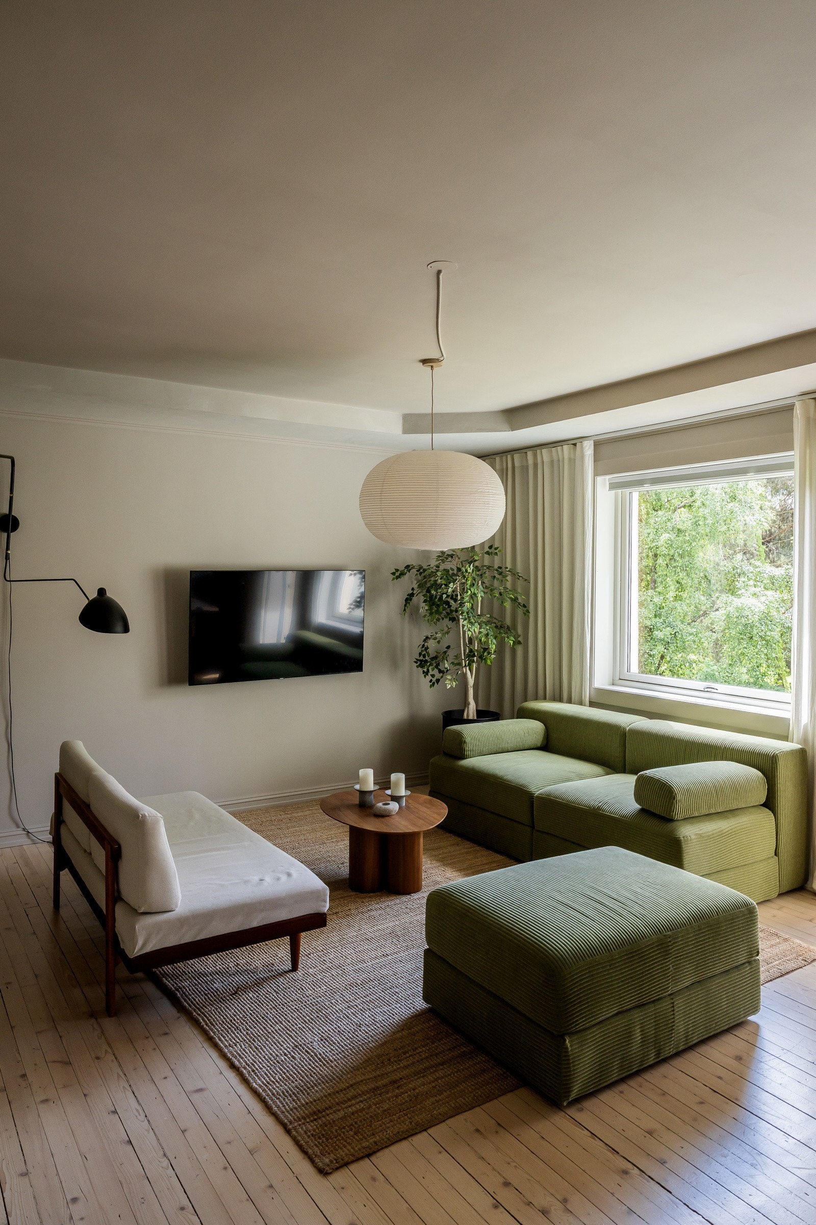 Leiligheten ligger lunt og godt tilbaketrukket, dog med umiddelbar nærhet til alt den urbane sjel trenger i hverdagen. Galleribilde