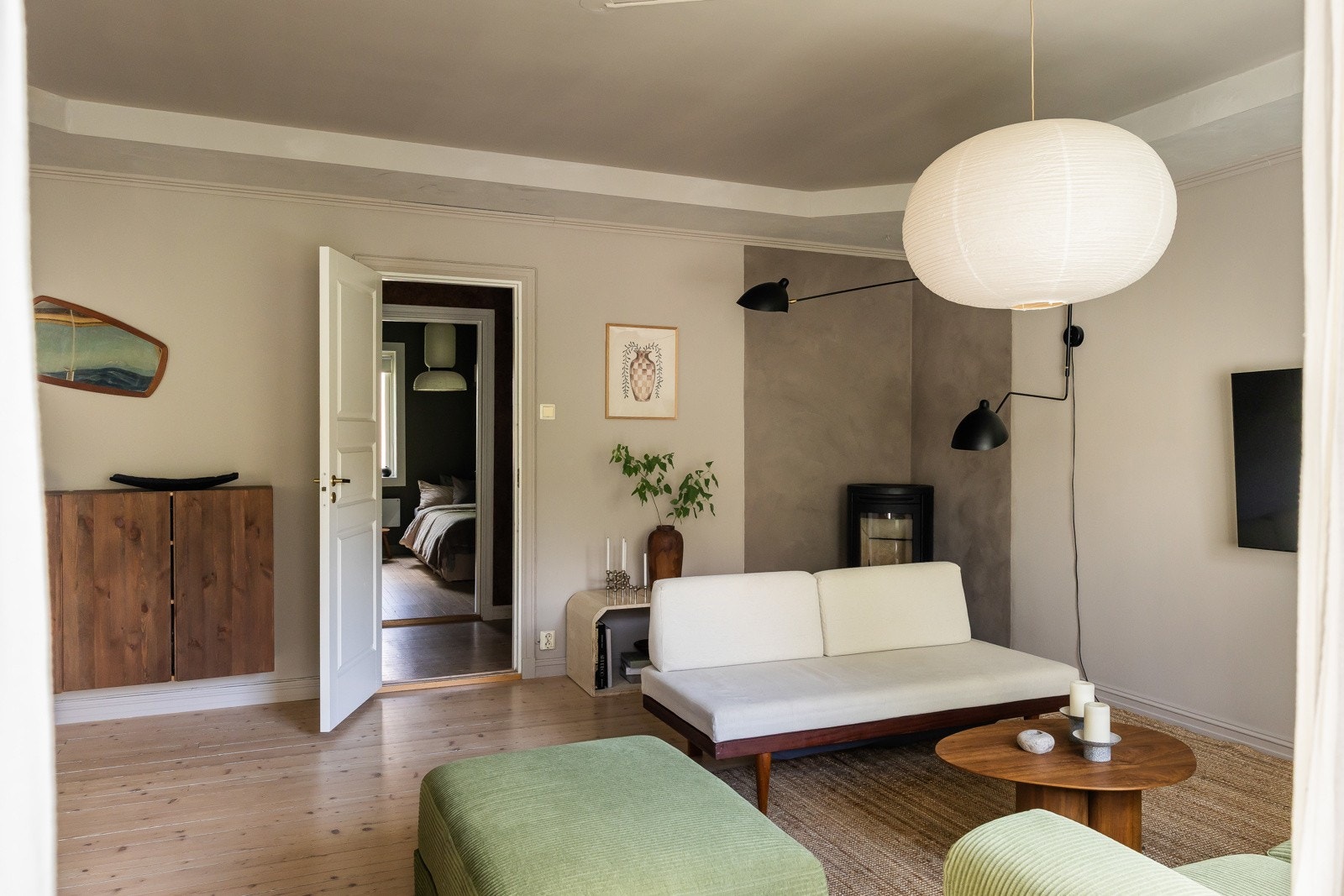 Flotte overflater malt i delikate farger og orginalegulv skaper en utrolig romfølelse. Galleribilde