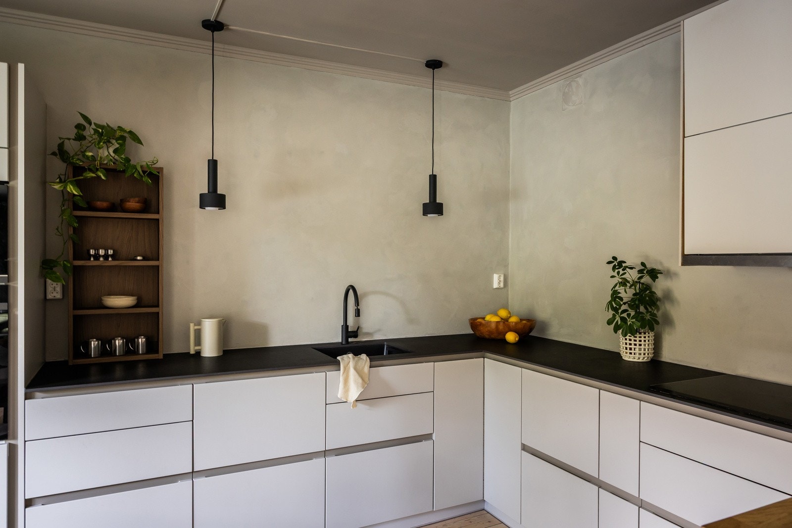 Her har du rikelig med skap- og benkeplass Galleribilde