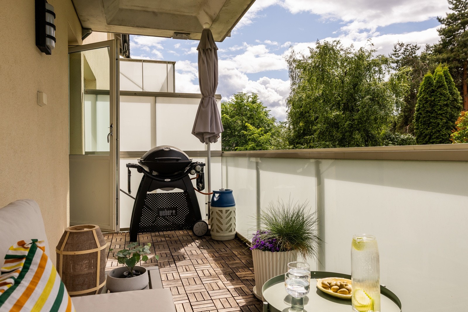 Her får du en flott forlengelse av stuen med plass til det du skulle ønske deg av utemøblement. Ingen tvil om at sommeren kan nytes her! Galleribilde