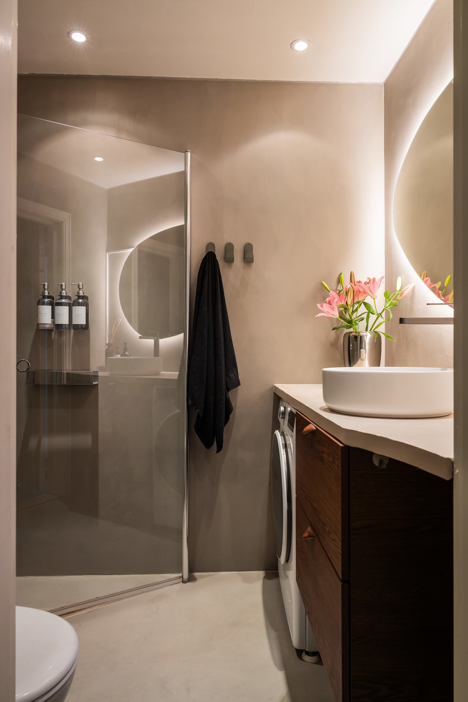 Delikat baderom som er nylig overflateopppusset. Galleribilde