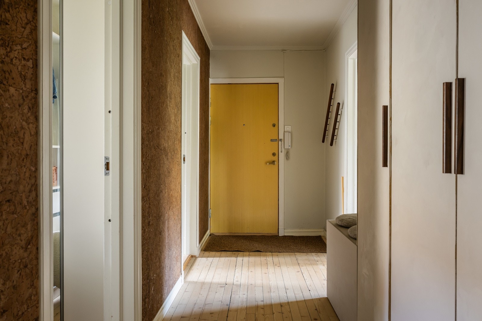 Entèen gir deg et umiddelbart godt førsteinntrykk av leiligheten. Galleribilde