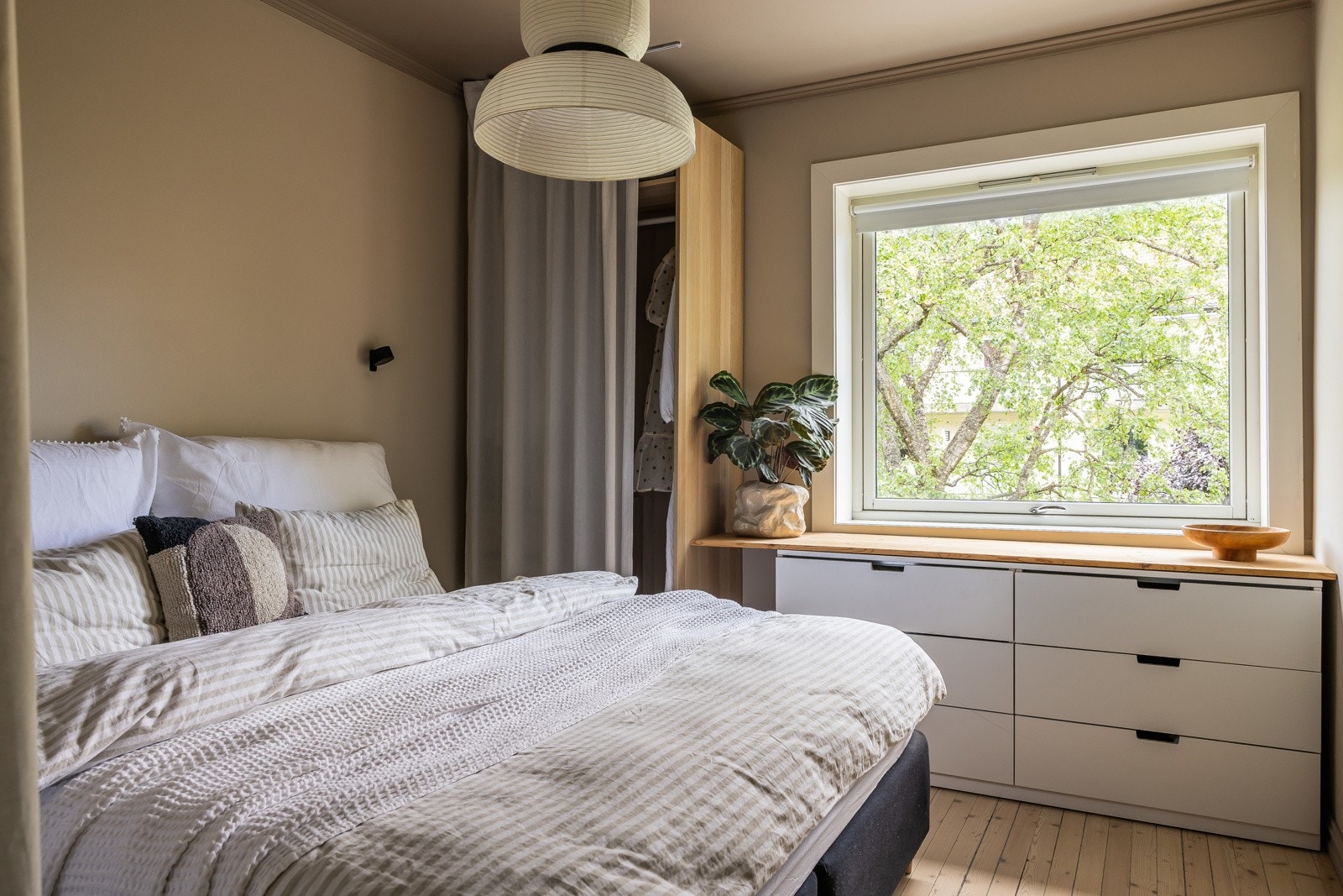 Hovedsoverommet er av god størrelse med god plass til både dobbeltseng og nattbord, samt annet ønskelig møblement. Galleribilde