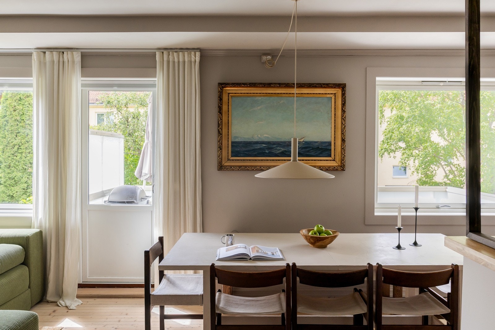 Leiligheten har store vinduer som slipper inn rikelig med naturlig lys. Galleribilde