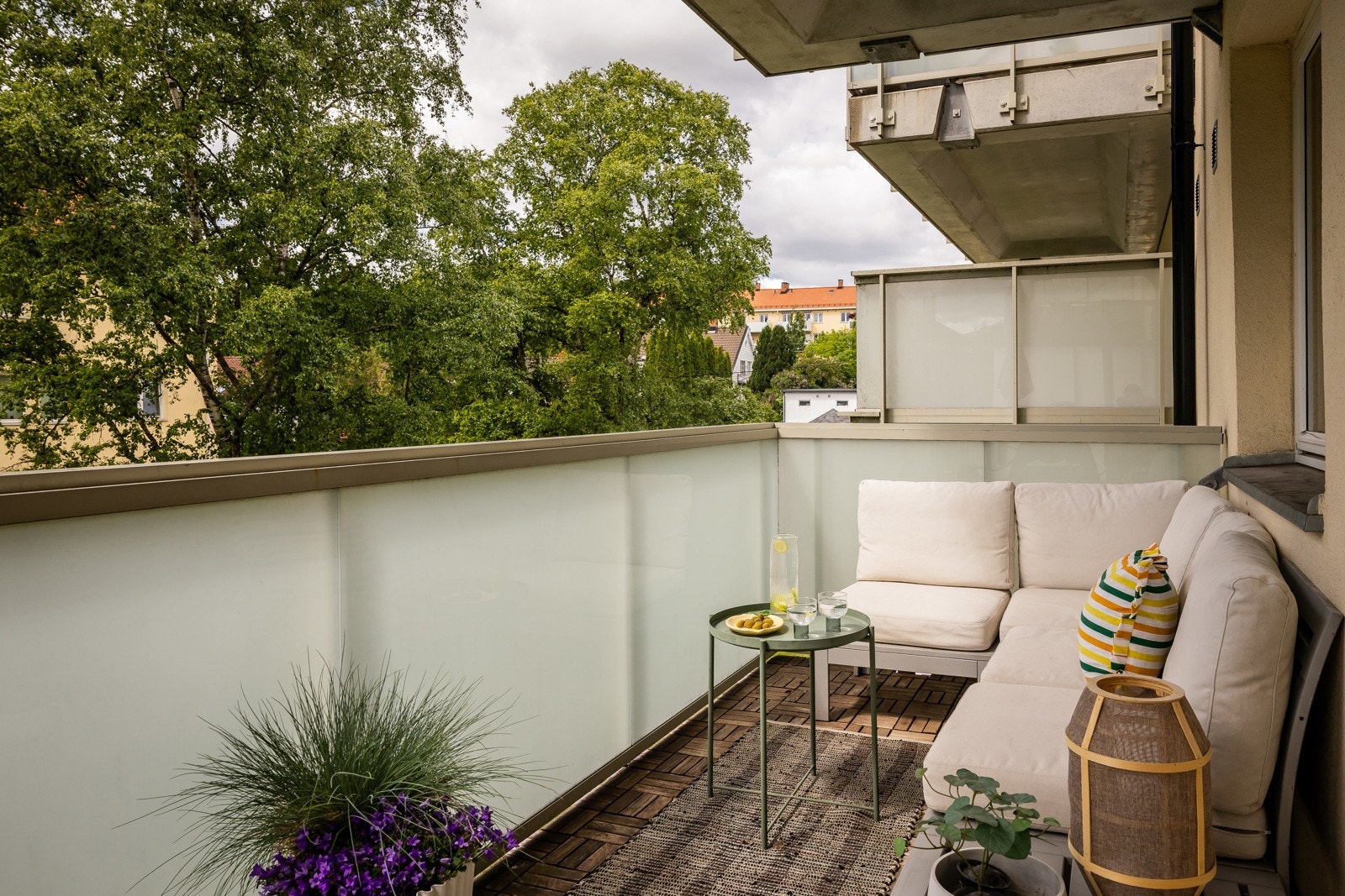 Fra stuen har du tilgang til sydvestvendt balkong med utsikt ut mot rolig felleshage. Galleribilde