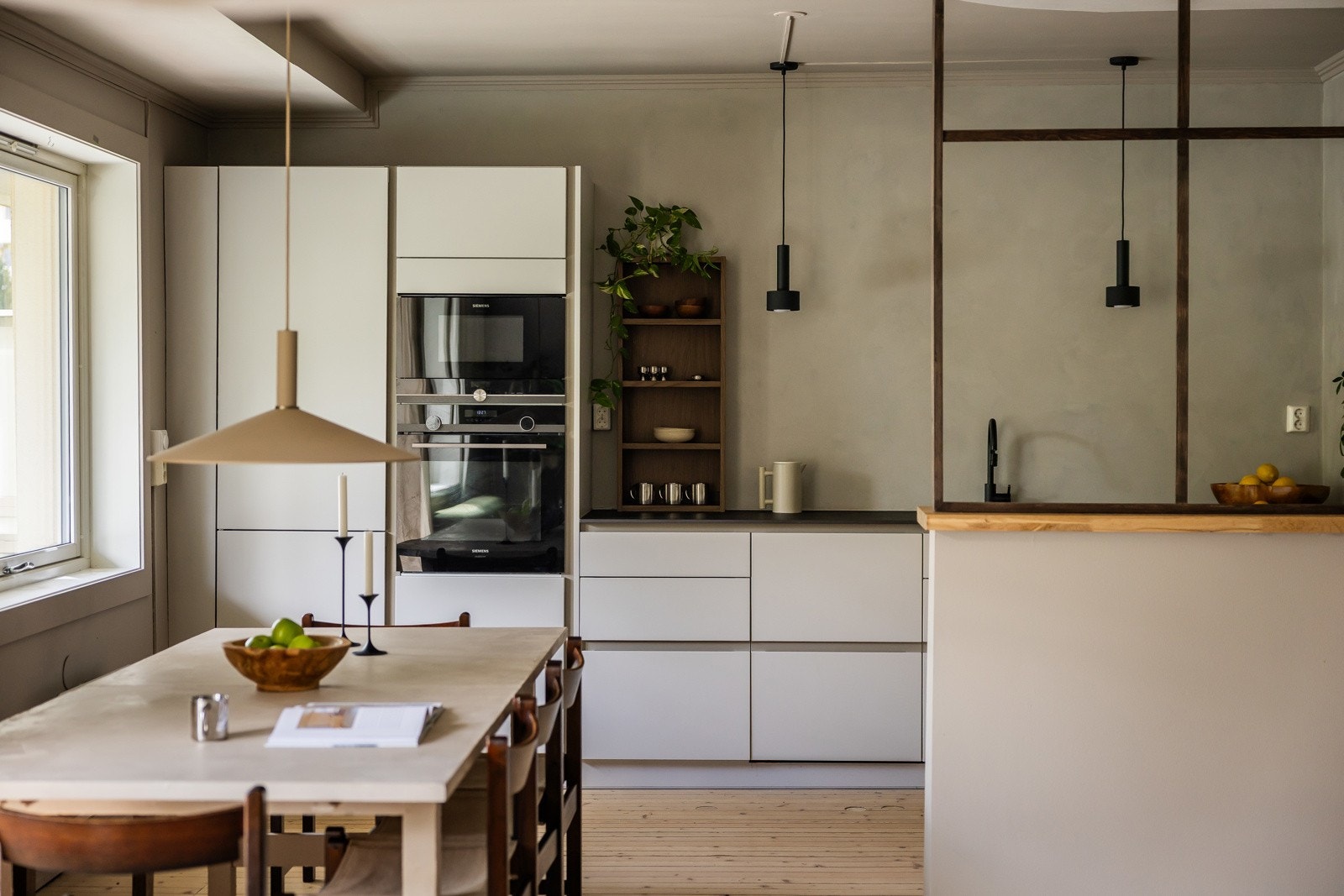 Flott kjøkken med god plass til stort spisebord hvor du kan samle både venner og familie. Galleribilde