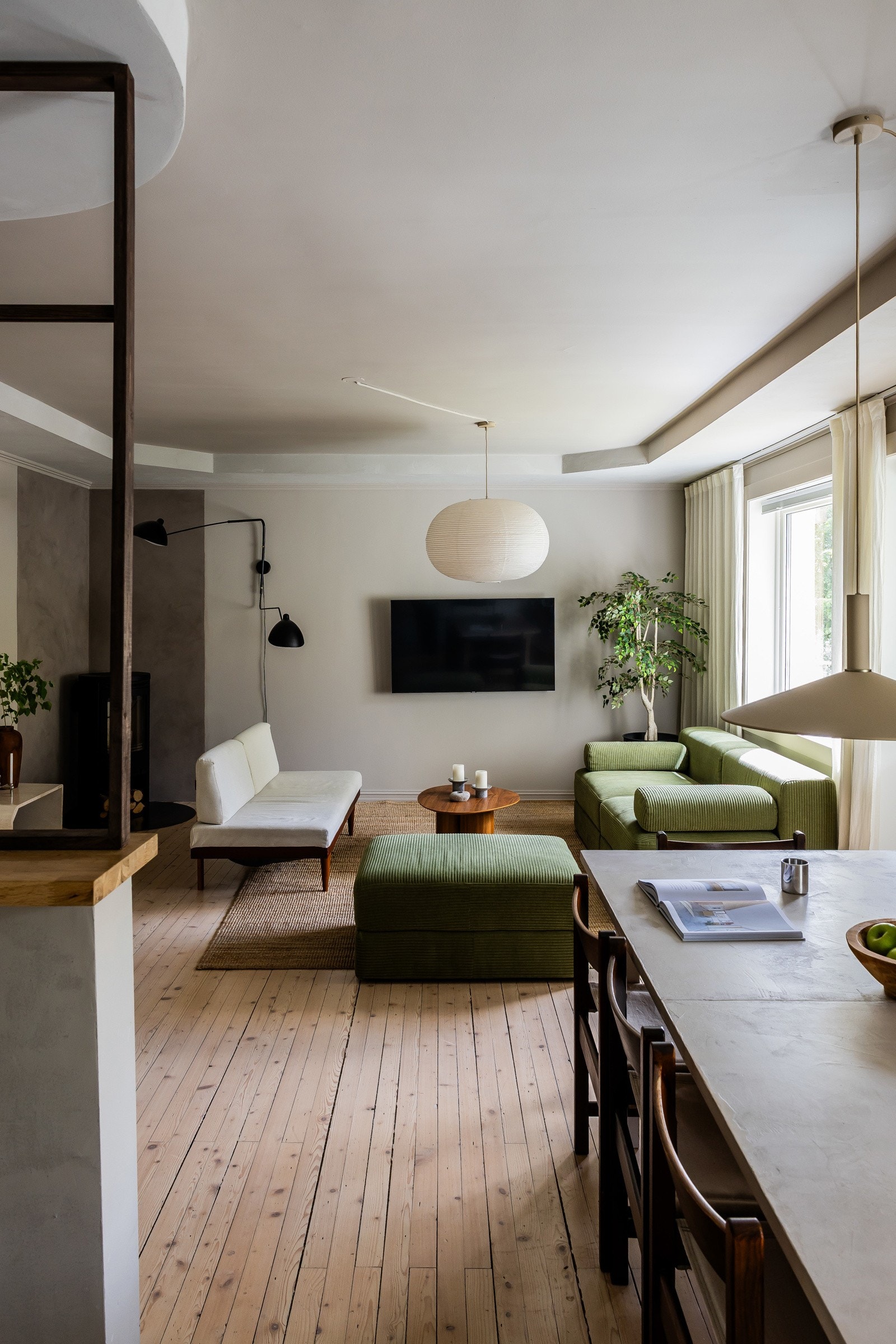 Den flotte skilleveggen skaper to egne soner for kjøkken og stue, samtidig som det er åpent og luftig. Galleribilde