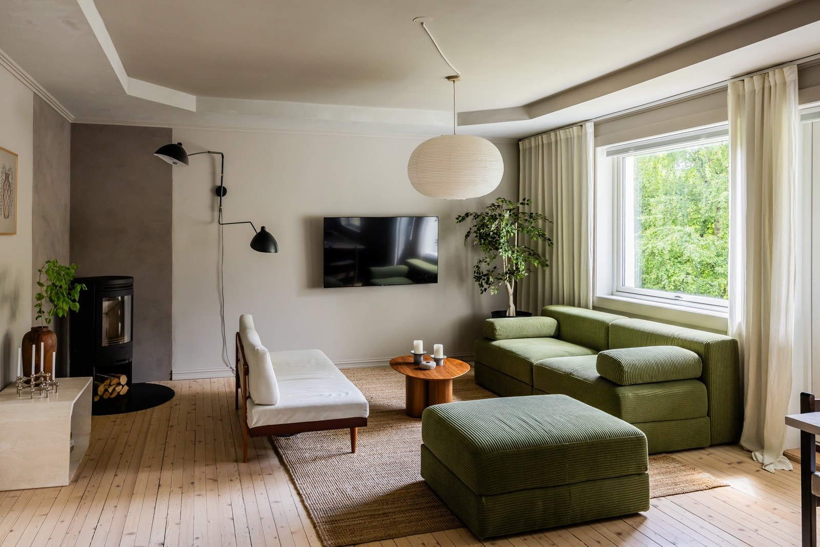 Stuen har naturlige møbleringssoner med god plass til sofagruppe, mediemøblement og det du skulle ønske. Galleribilde